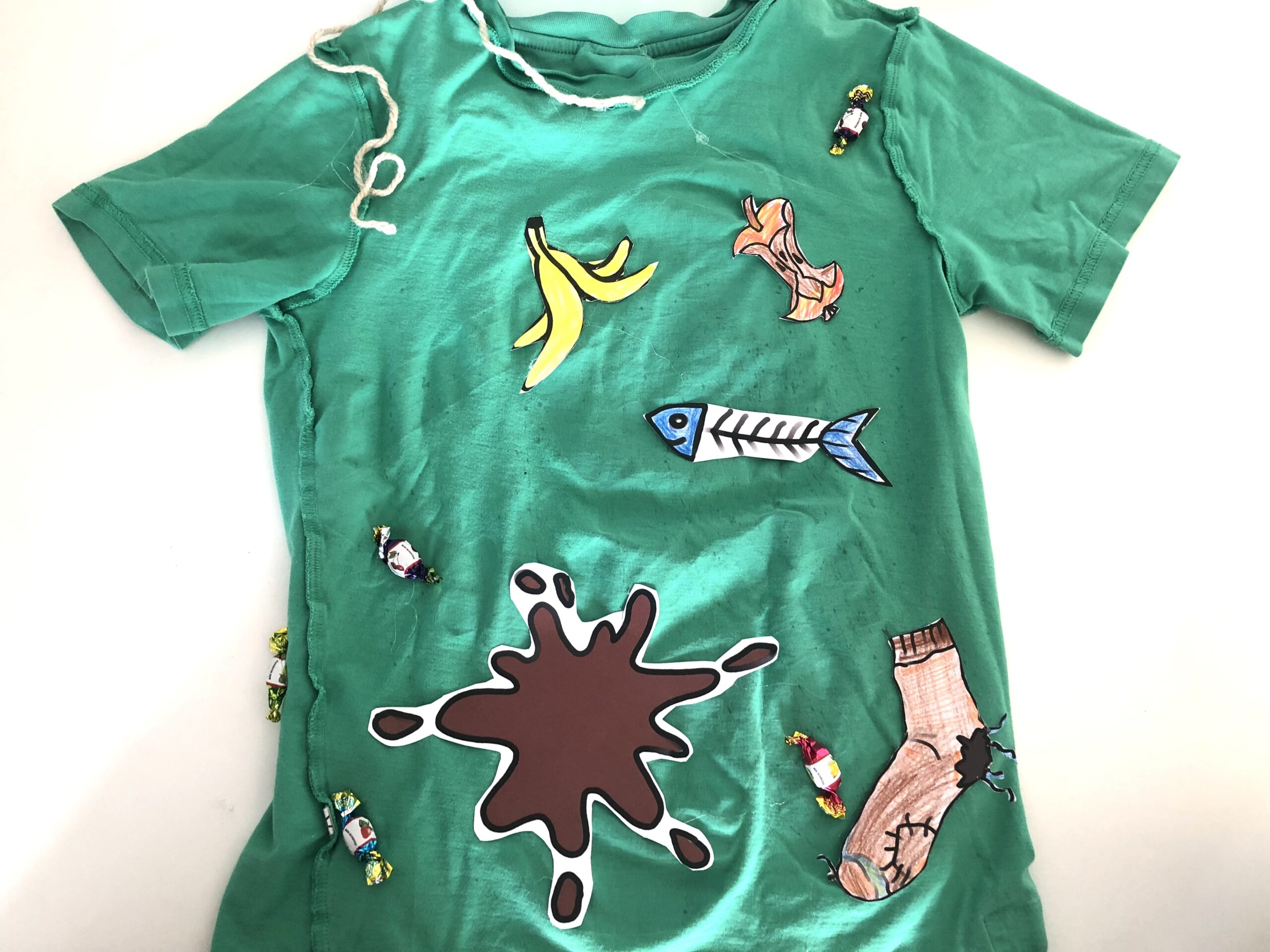 Bild zum Schritt 11 für das Bastel- und DIY-Abenteuer für Kinder: 'Dekoriert nun das T-Shirt mit einem Wollfaden und mit Bonbons,...'