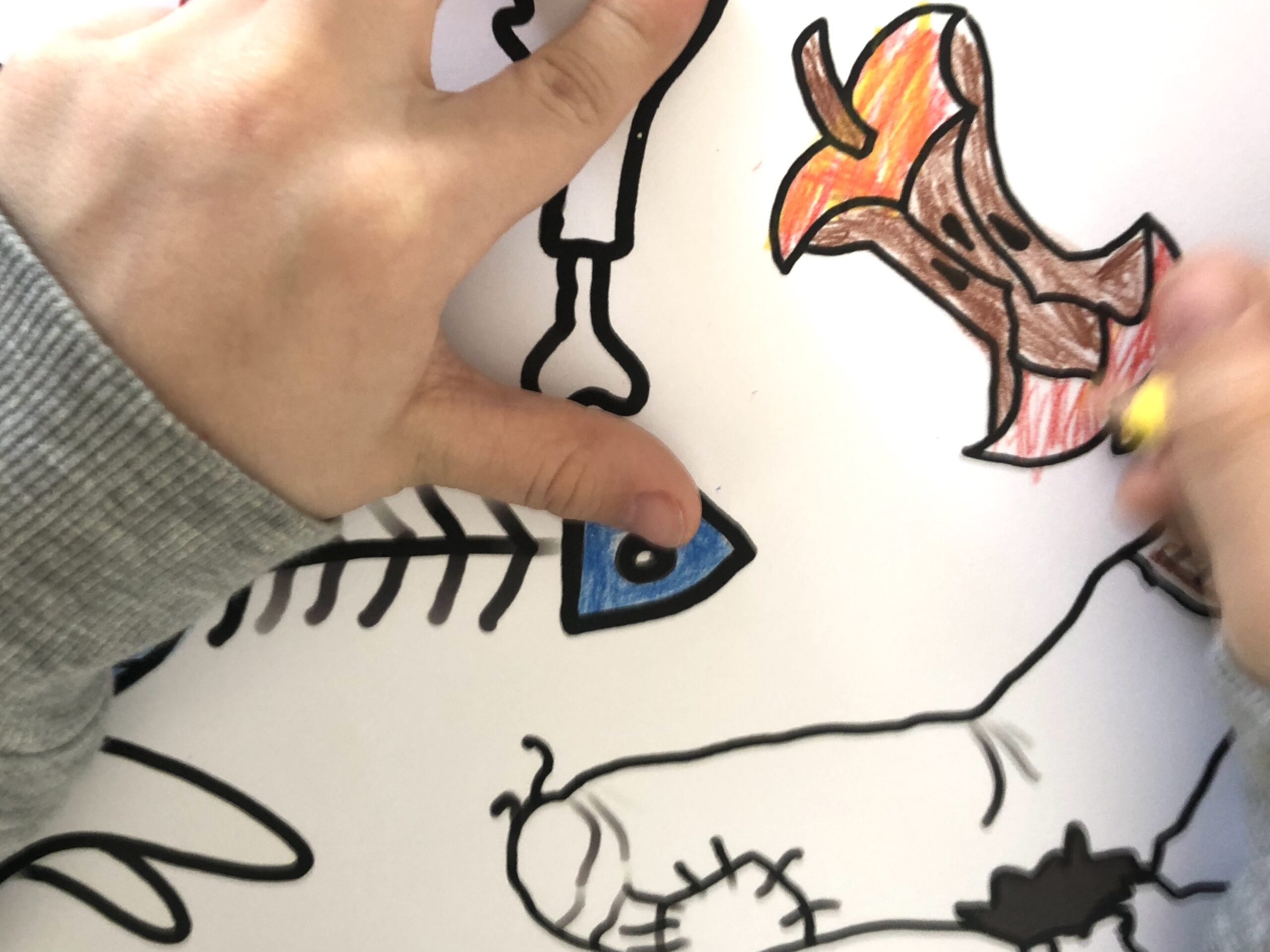 Bild zum Schritt 6 für das Bastel- und DIY-Abenteuer für Kinder: 'Dann malt ihr die Gegenstände der Vorlage mit Buntstiften aus.'