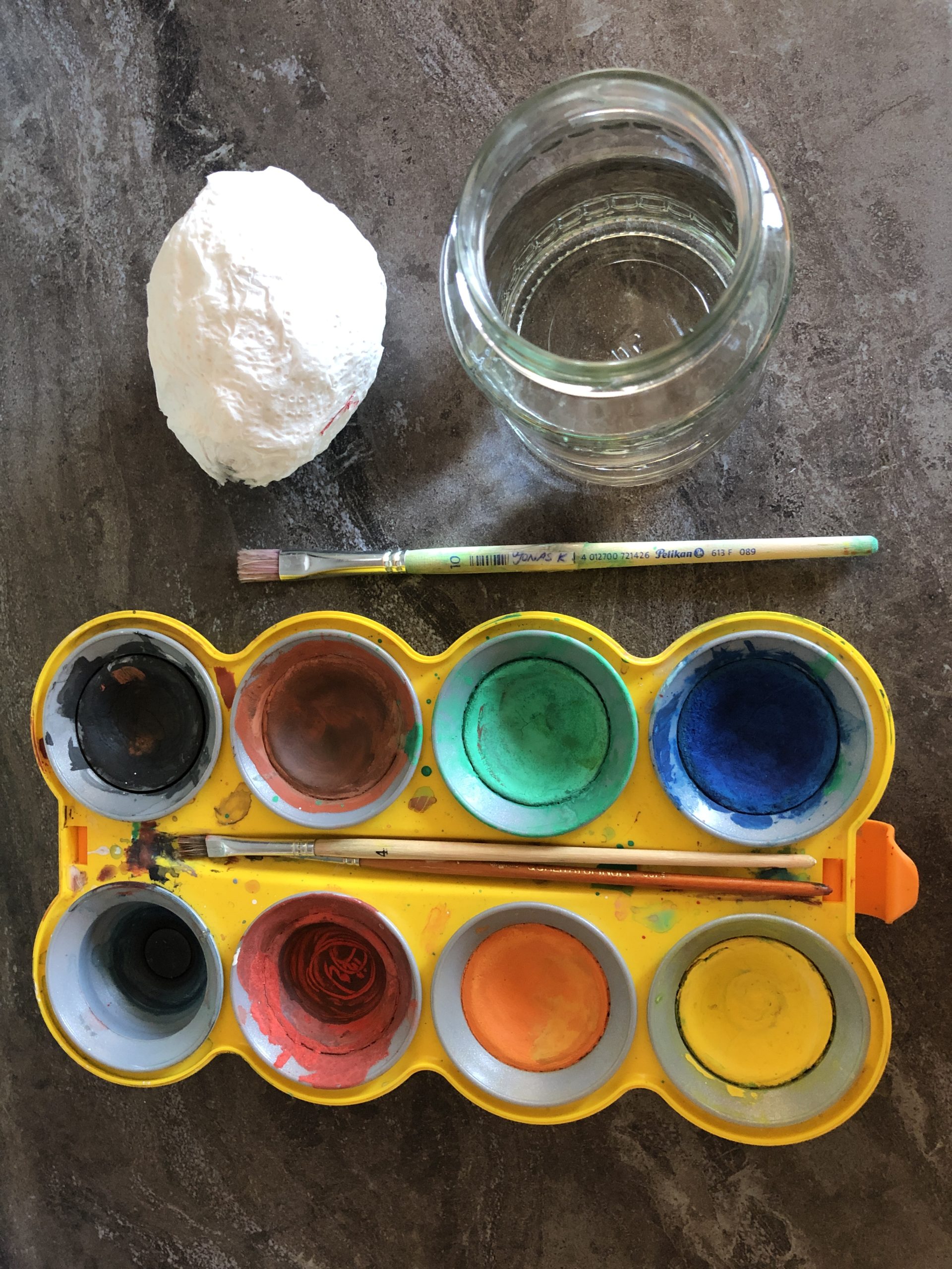 Bild zum Schritt 2 für die Kinder-Beschäftigung: 'Wasserfarben, Pinsel und Glas mit Wasser bereitstellen.'