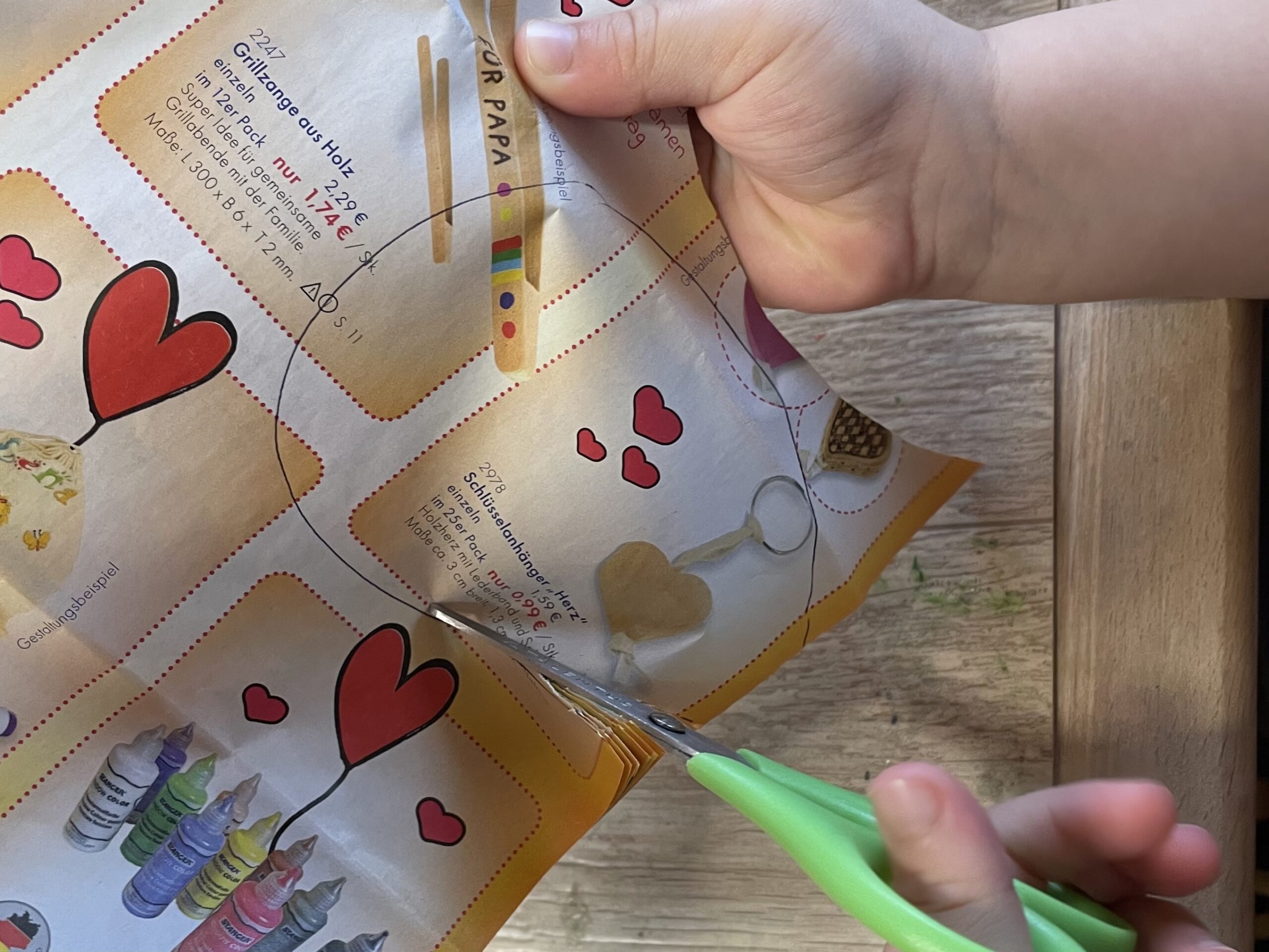 Bild zum Schritt 3 für das Bastel- und DIY-Abenteuer für Kinder: 'Ihr könnt das Papier auch falten, so könnt ihr gleich...'