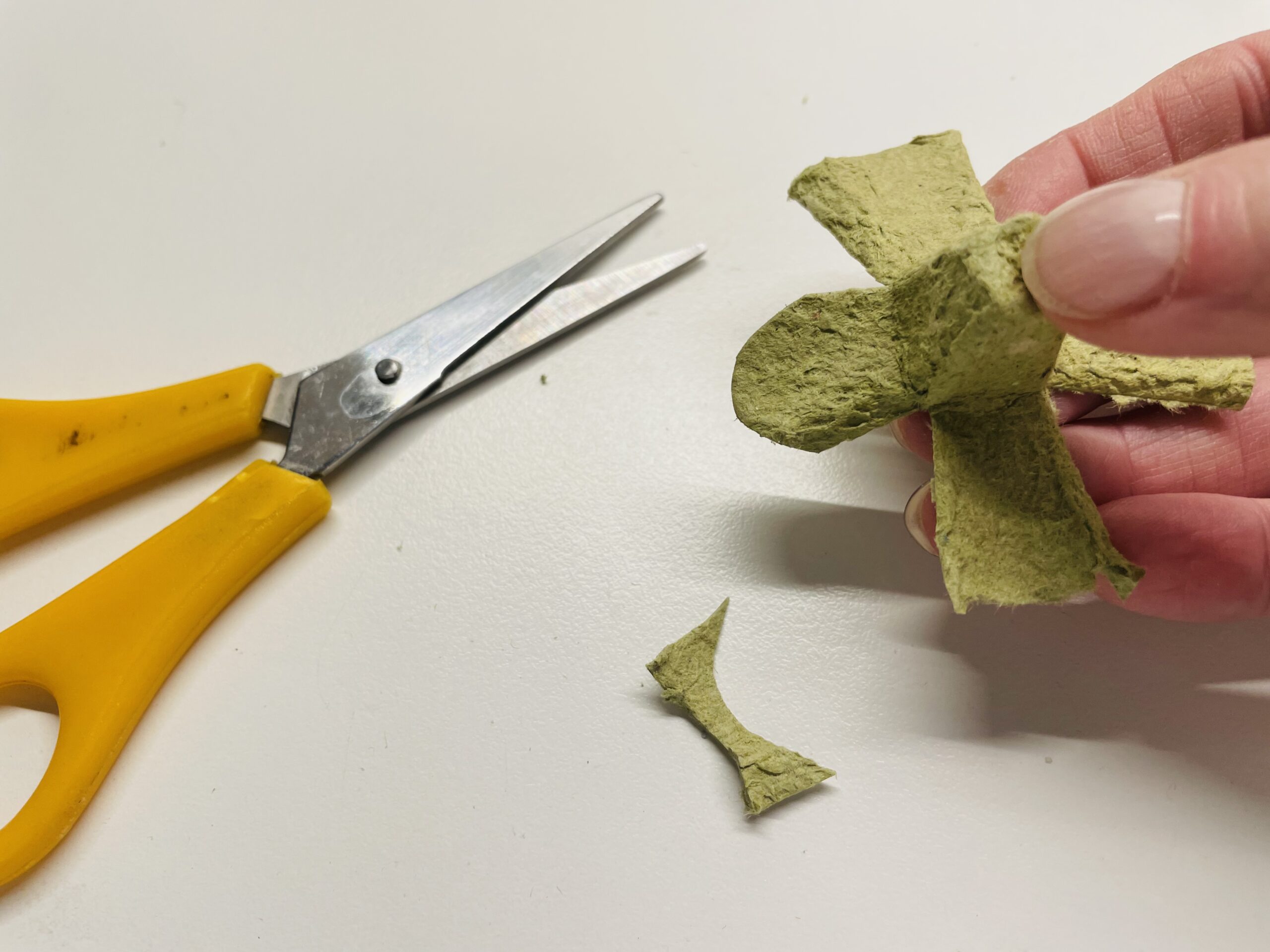 Bild zum Schritt 9 für das Bastel- und DIY-Abenteuer für Kinder: 'Jedes Blütenblatt wird mit der Schere rund geschnitten.'