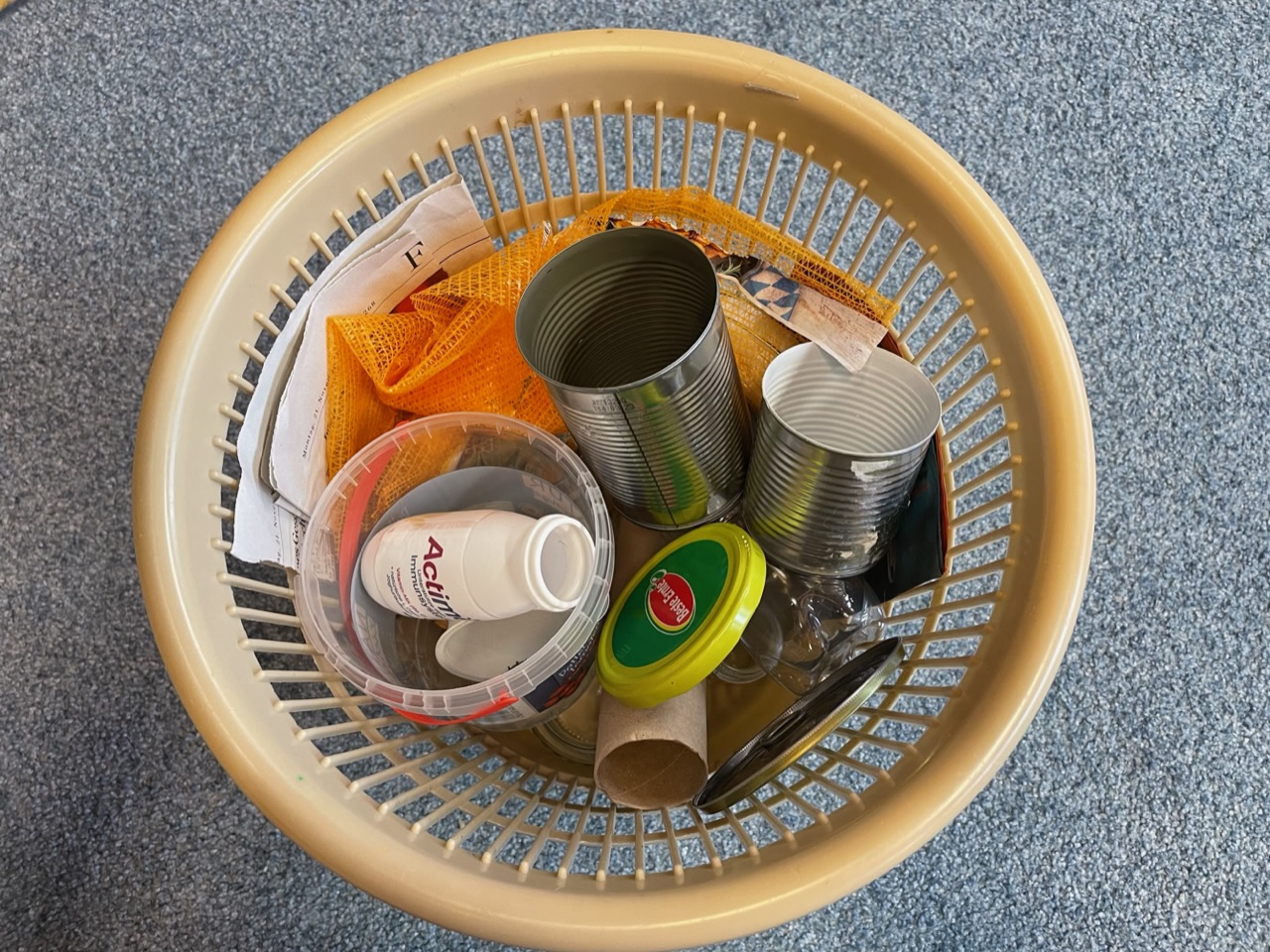 Bild zum Schritt 16 für das Bastel- und DIY-Abenteuer für Kinder: 'Nun könnt ihr allen Müll in einen Abfalleimer geben.'