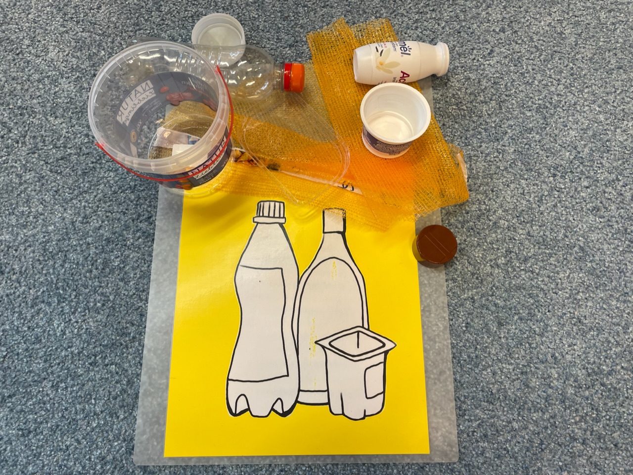 Bild zum Schritt 14 für das Bastel- und DIY-Abenteuer für Kinder: 'Plastikmüll:   Z.B. Joghurtbecher, Becher vom Trinkjoghurt,  Plastikeimer...'
