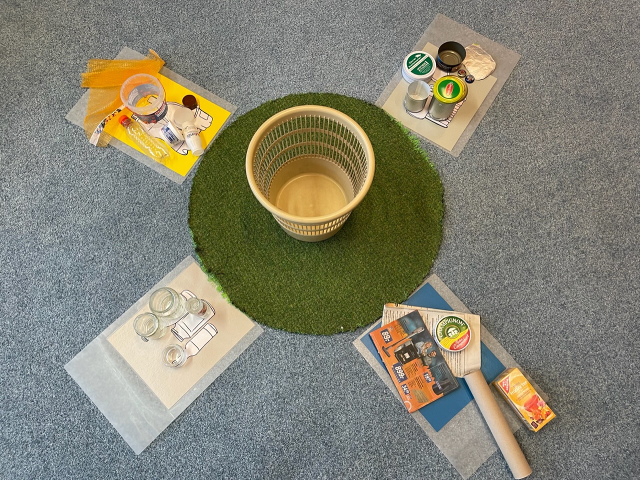 Bild zum Schritt 18 für das Bastel- und DIY-Abenteuer für Kinder: 'Nun wird der Müll auf die Vorlagen sortiert. Bei einem...'