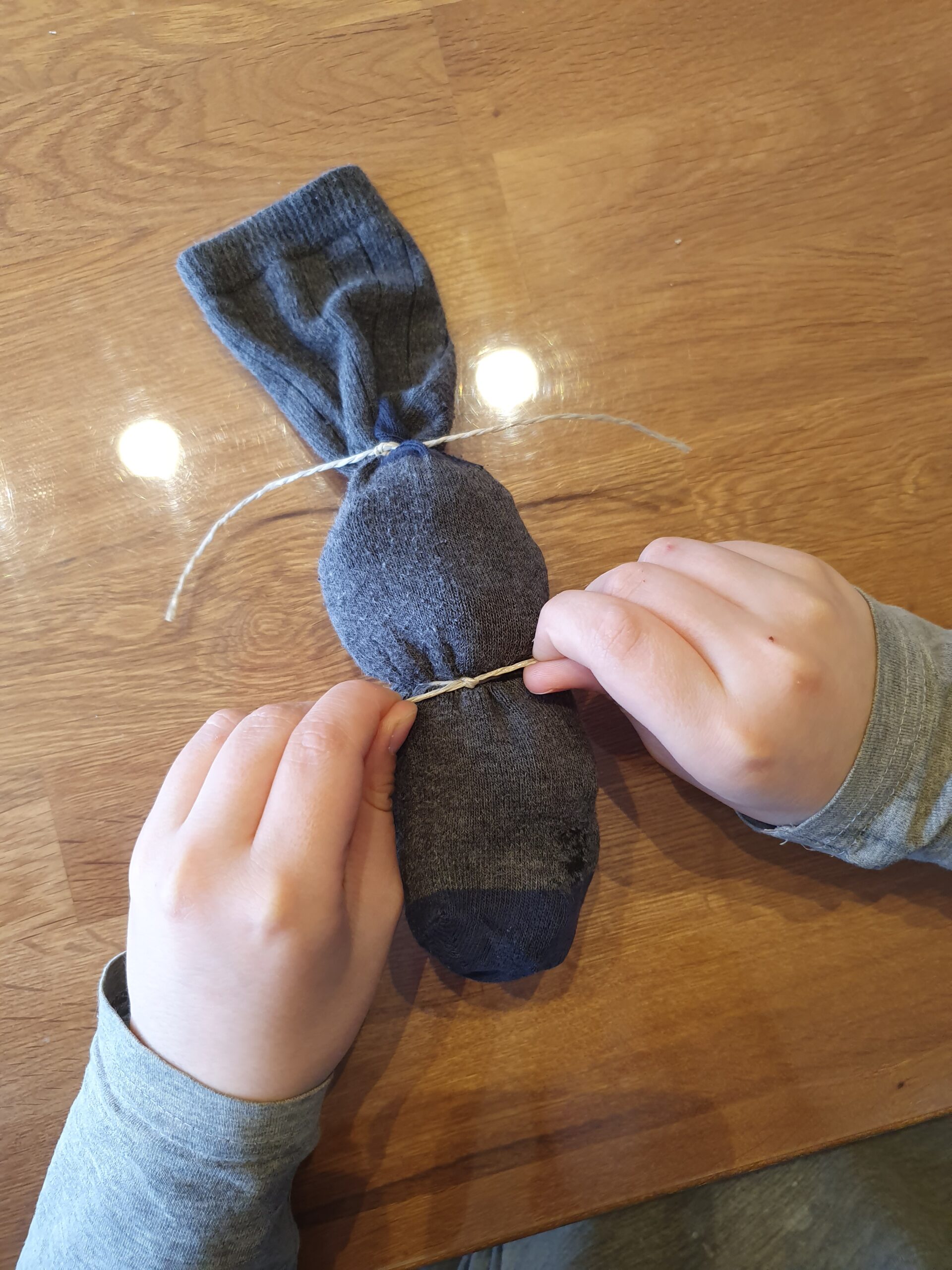 Bild zum Schritt 3 für das Bastel- und DIY-Abenteuer für Kinder: 'Nun bindet ihr mit der Paketschnur zuerst die Ferse ab....'