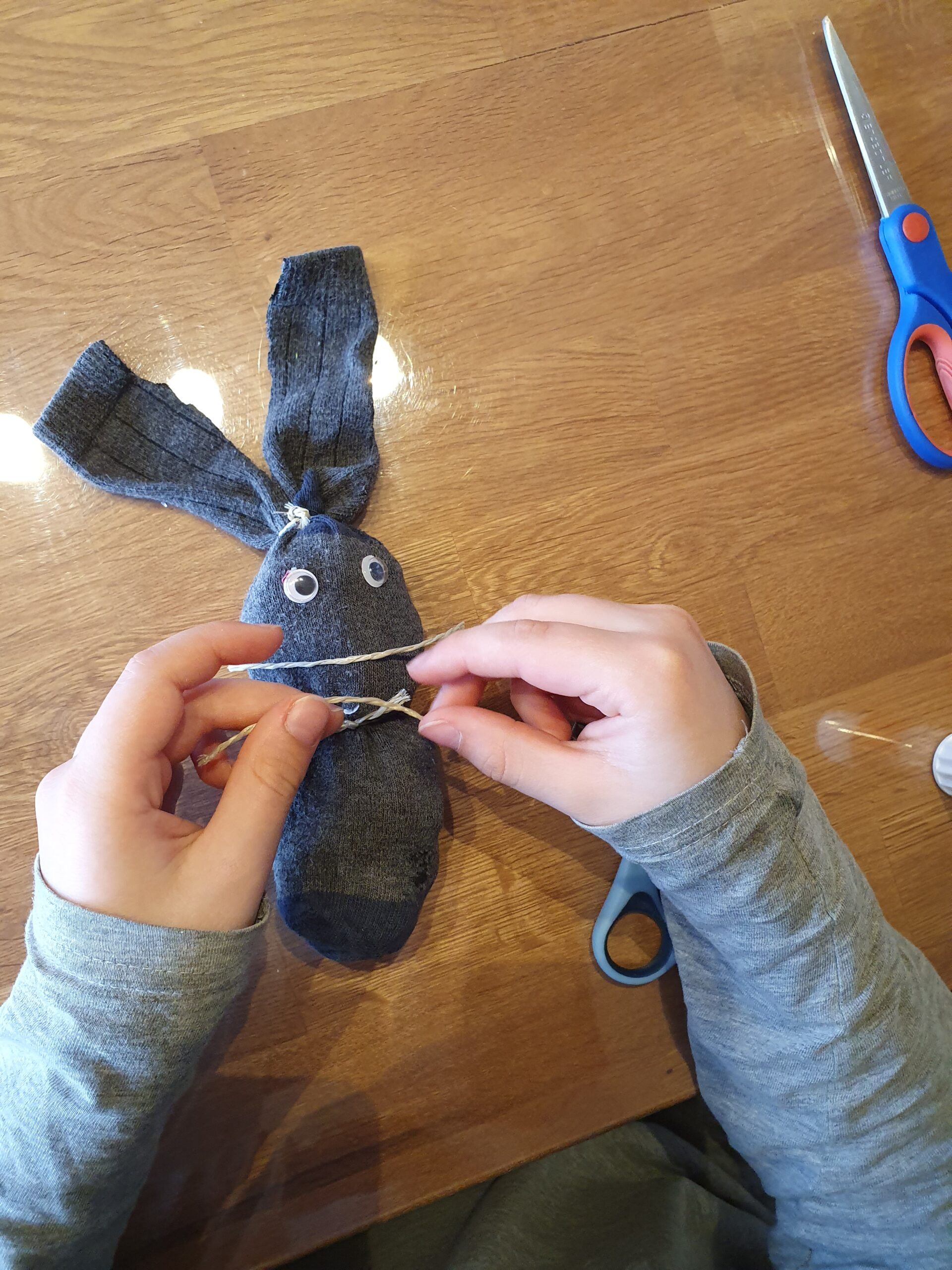 Bild zum Schritt 8 für das Bastel- und DIY-Abenteuer für Kinder: 'Für die Schurrhaare macht ihr einen Klebepunkt auf den Socken...'