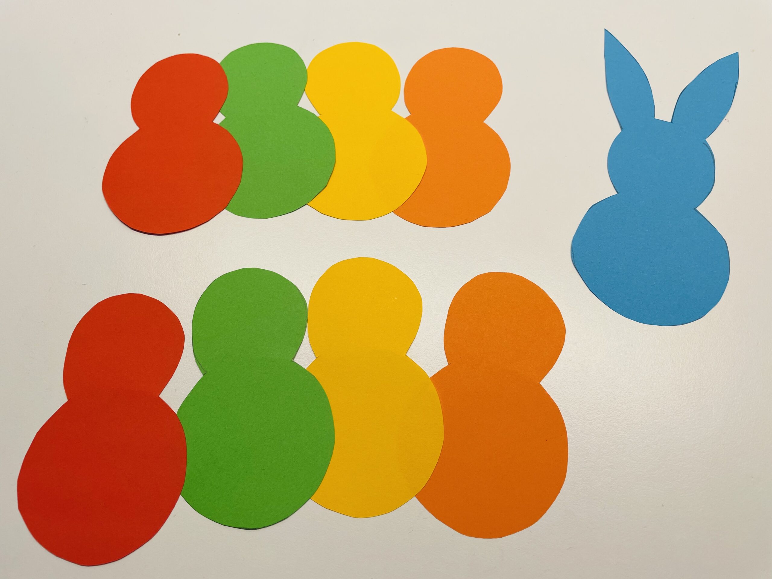 Bild zum Schritt 5 für das Bastel- und DIY-Abenteuer für Kinder: 'Ihr braucht 8 Hasen ohne Ohren. Vier für die Vorderseite...'
