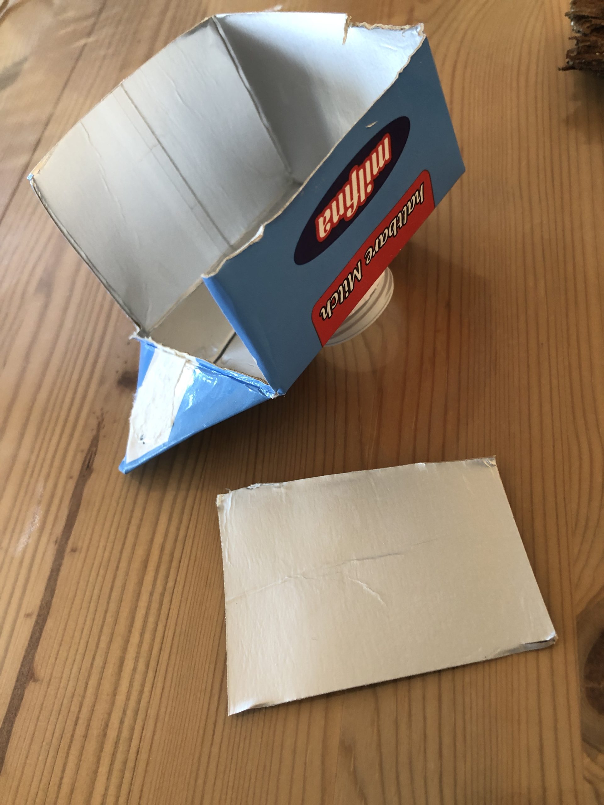 Bild zum Schritt 8 für das Bastel- und DIY-Abenteuer für Kinder: 'Aus dem oberen Teil ein Stück Papier abschneiden und daraus...'
