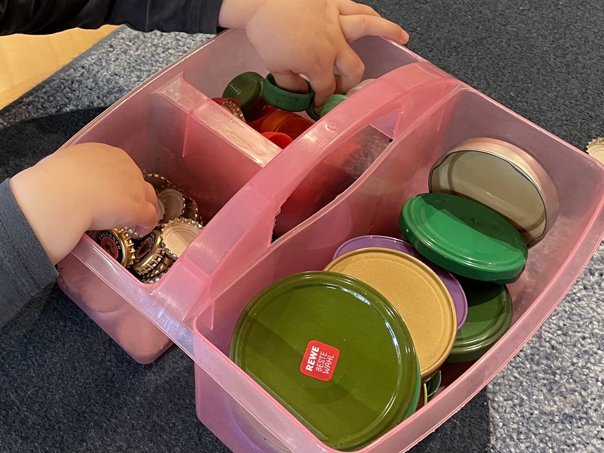 Bild zum Schritt 3 für das Bastel- und DIY-Abenteuer für Kinder: 'Am besten verwendet ihr eine Box mit Unterteilungen, so habt...'