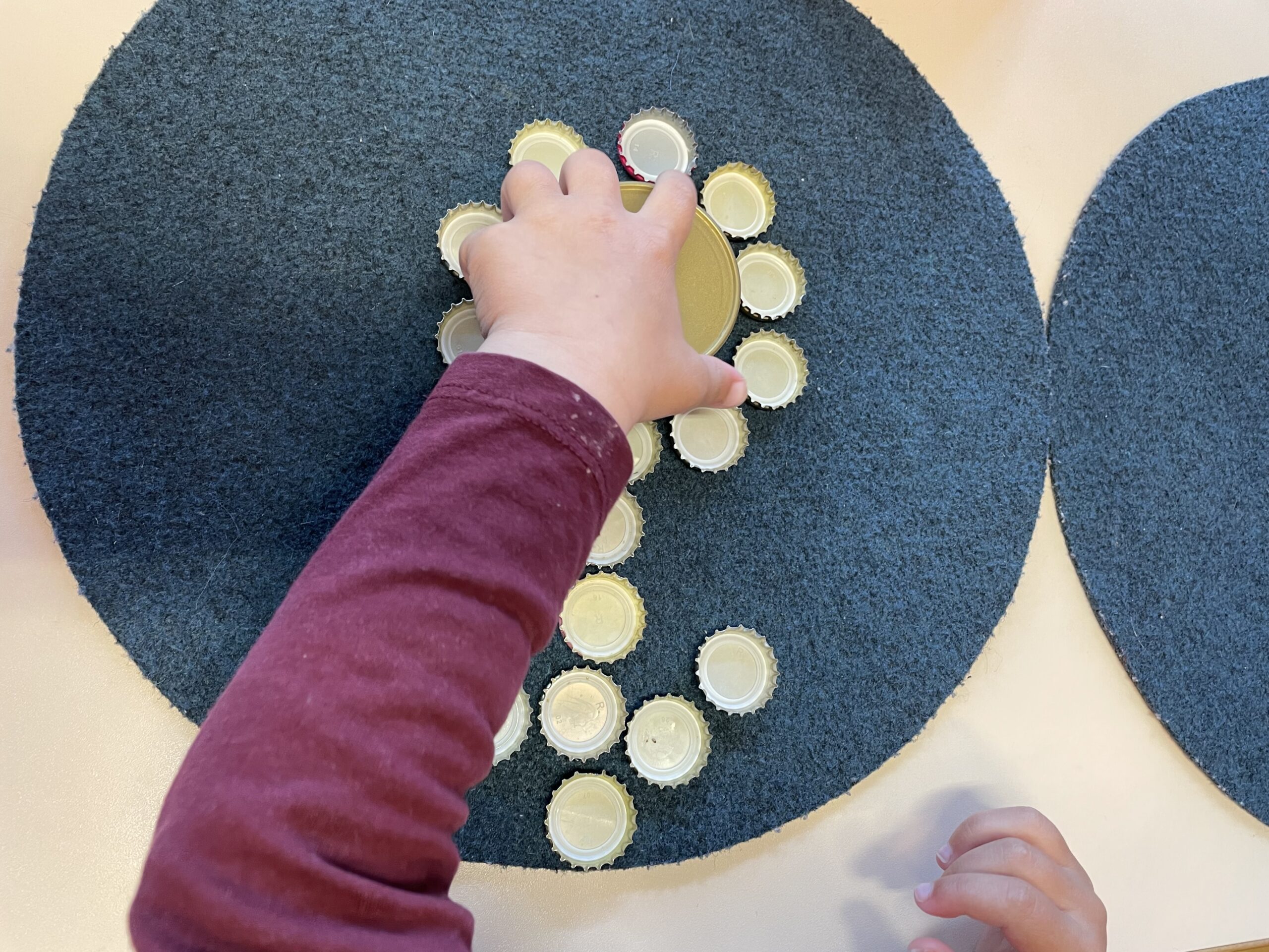 Bild zum Schritt 7 für das Bastel- und DIY-Abenteuer für Kinder: 'Nun könnt ihr den mittig liegenden großen Deckel versuchen zu...'