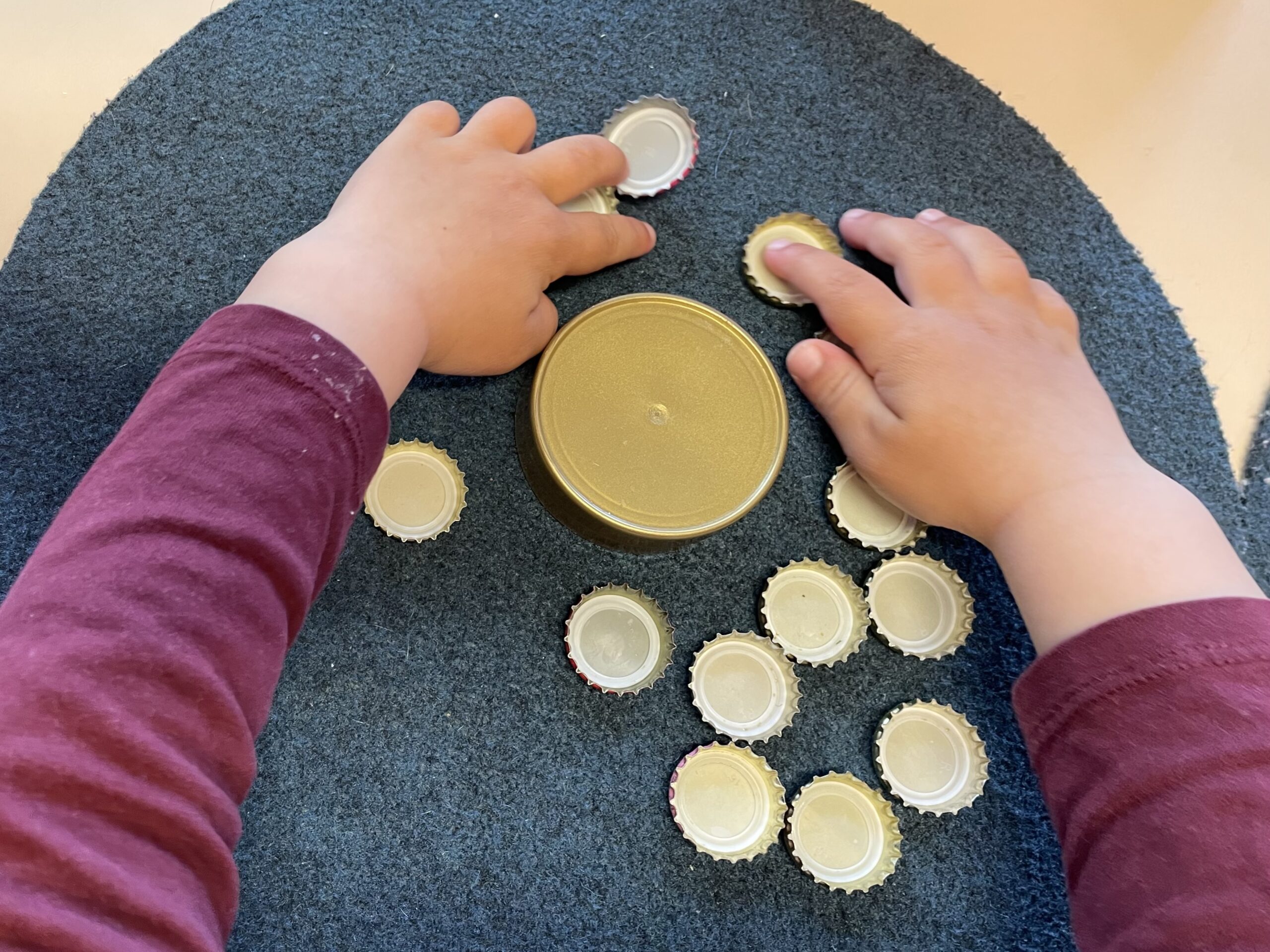 Bild zum Schritt 4 für das Bastel- und DIY-Abenteuer für Kinder: 'Spielidee: gebt zu Beginn einen Legeauftrag, wenn Kinder nicht von...'