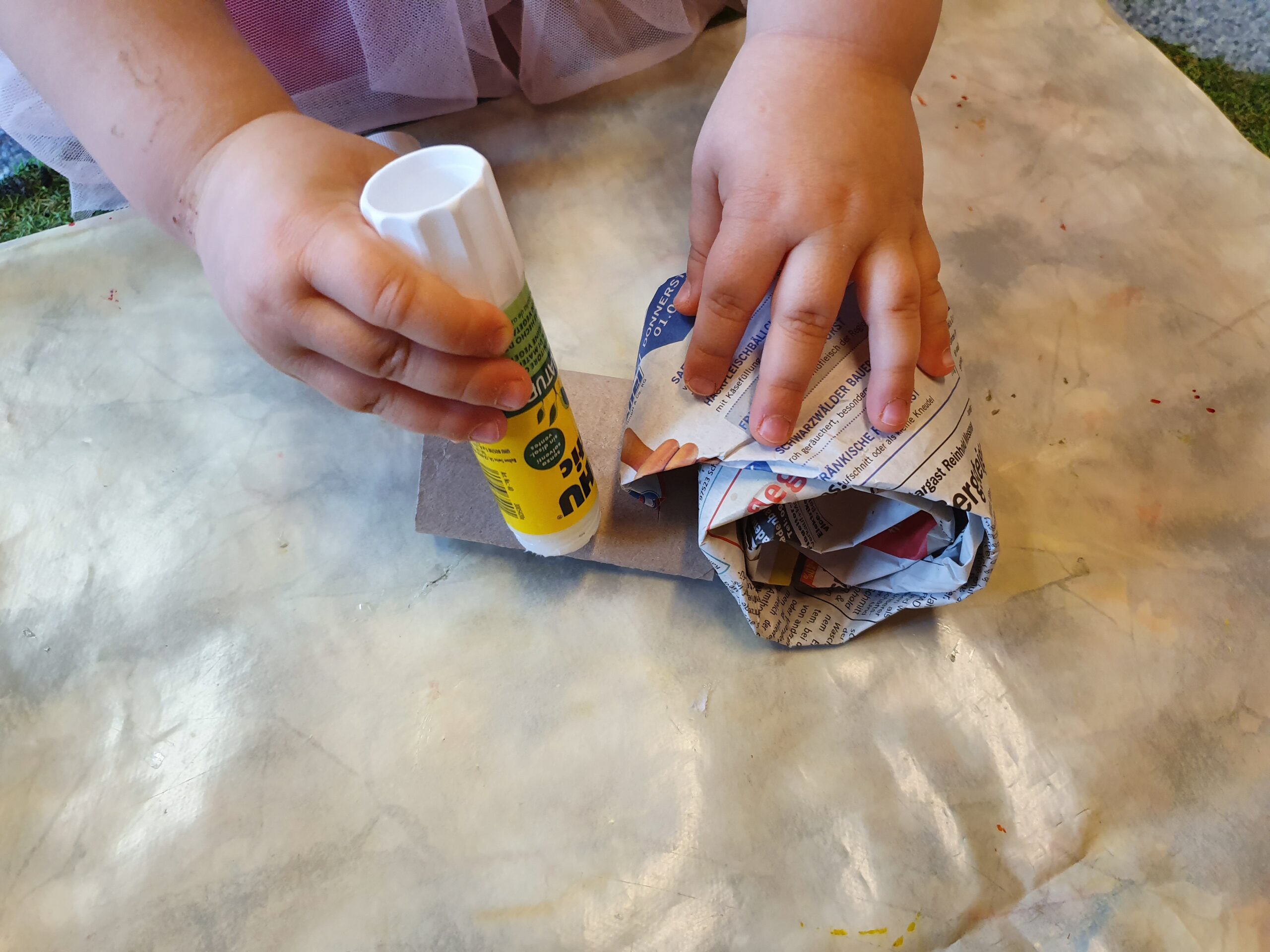 Bild zum Schritt 9 für das Bastel- und DIY-Abenteuer für Kinder: 'Wenn ihr das Stückchen für das Hinterteil durch den Schlitz...'