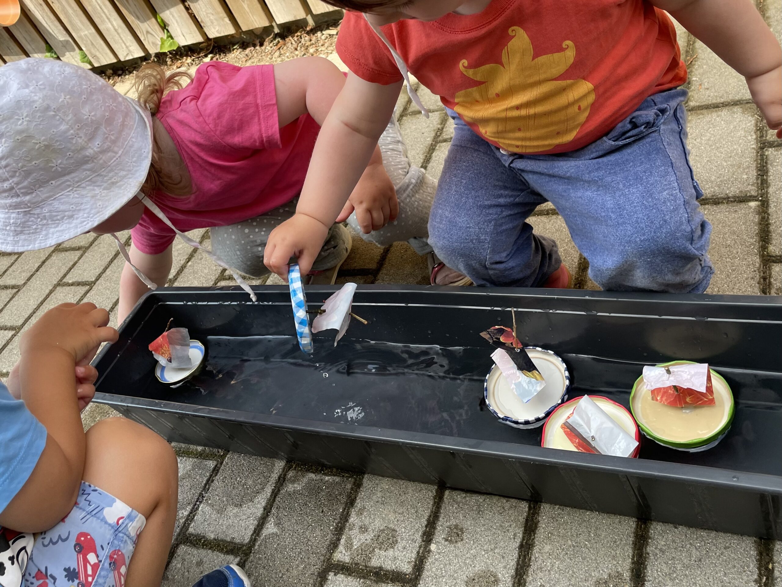 Bild zum Schritt 18 für das Bastel- und DIY-Abenteuer für Kinder: 'Ein langer, leerer Blumenkasten eignet sich hierfür besonders gut.'