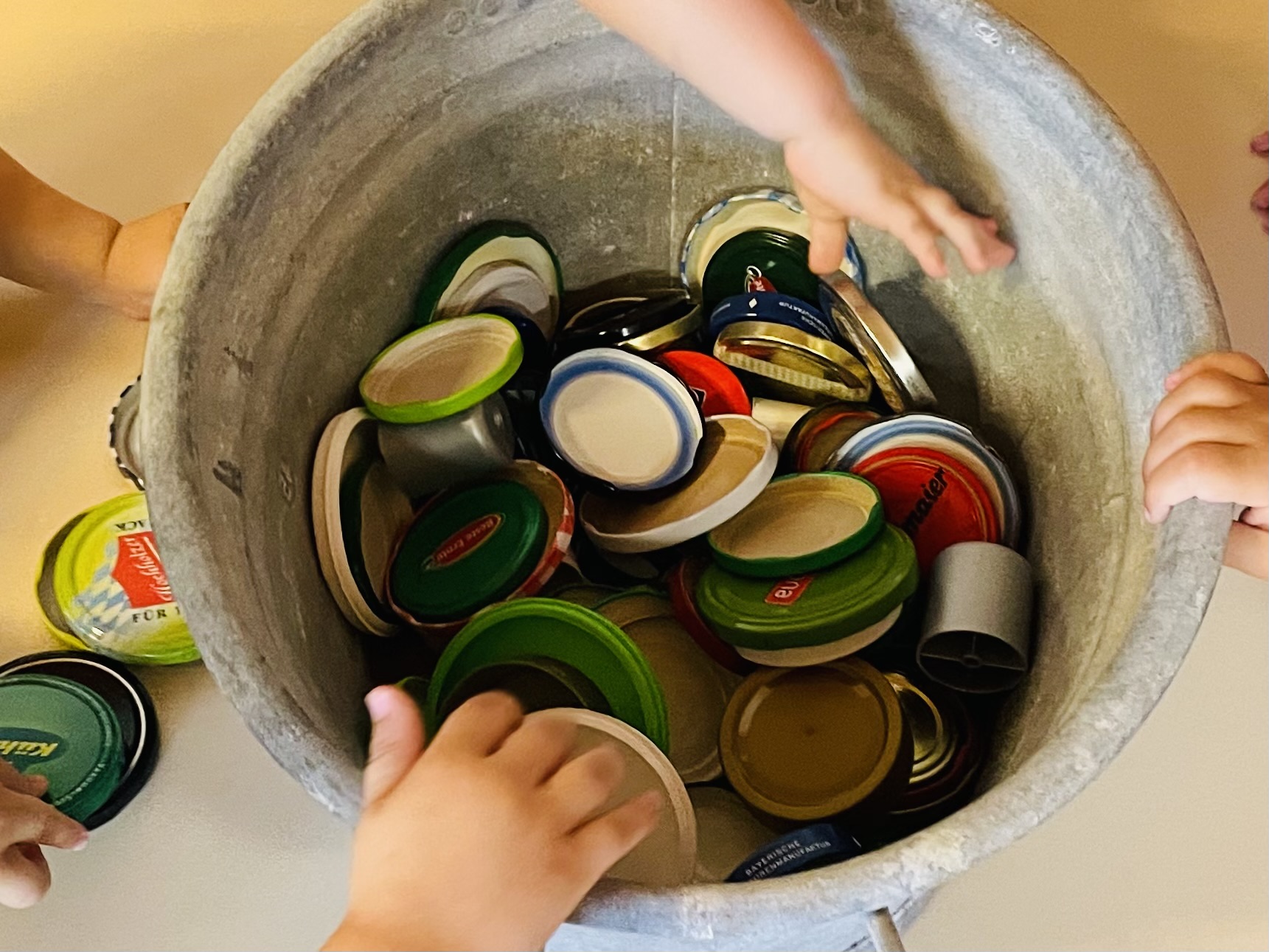 Bild zum Schritt 5 für das Bastel- und DIY-Abenteuer für Kinder: 'Sucht euch jetzt einen Schraubglasdeckel aus, der euch gefällt.'