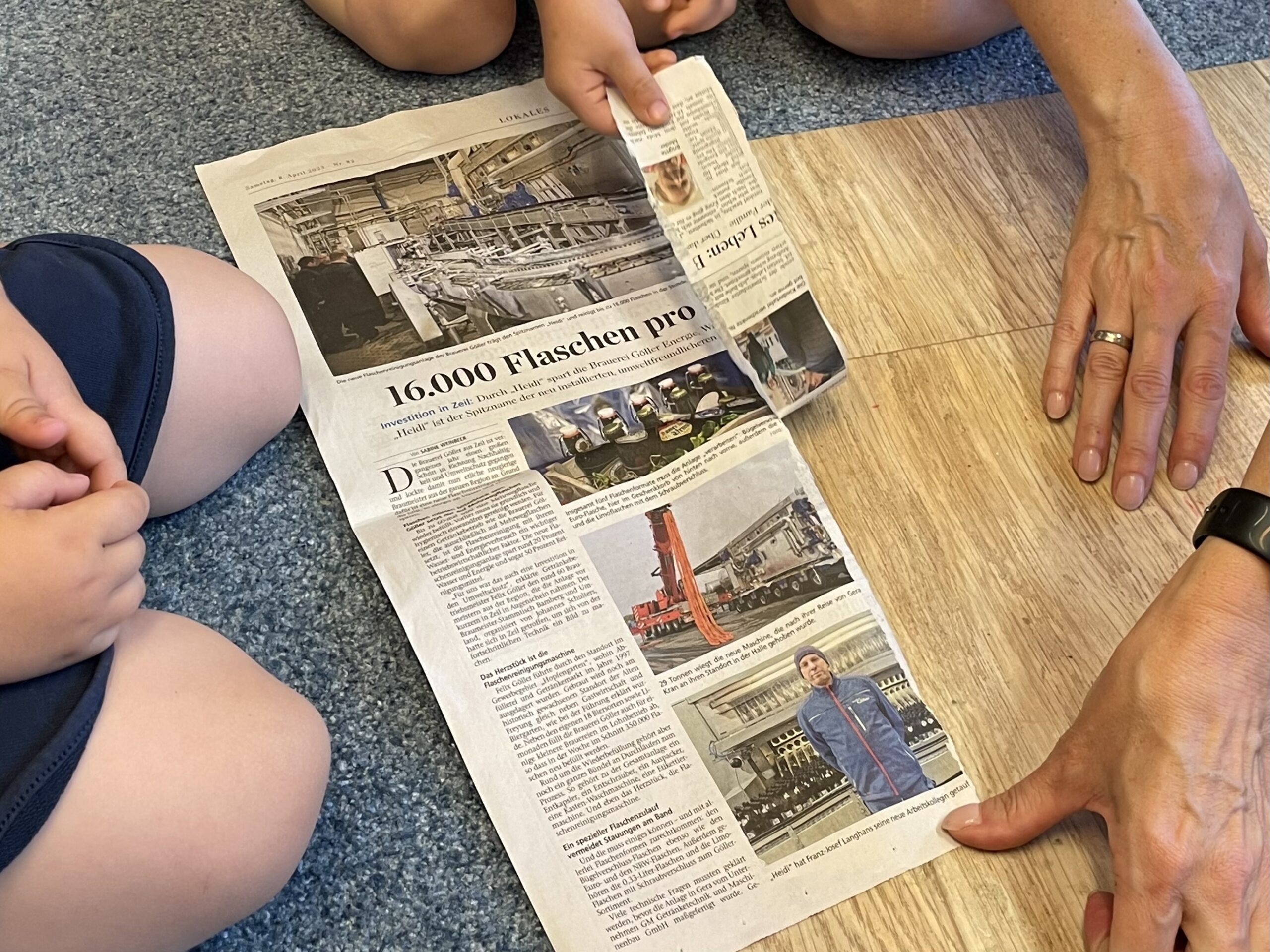 Bild zum Schritt 2 für das Bastel- und DIY-Abenteuer für Kinder: 'Als nächstes wird ein großes Zeitungsblatt in Streifen gerissen oder...'