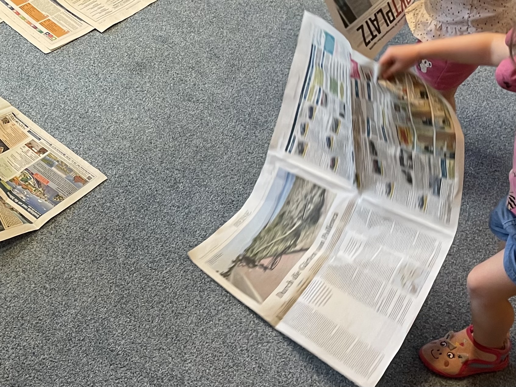 Bild zum Schritt 3 für das Bastel- und DIY-Abenteuer für Kinder: 'Nehmt dann ein einzelnes Blatt vorsichtig hoch und tragt es...'