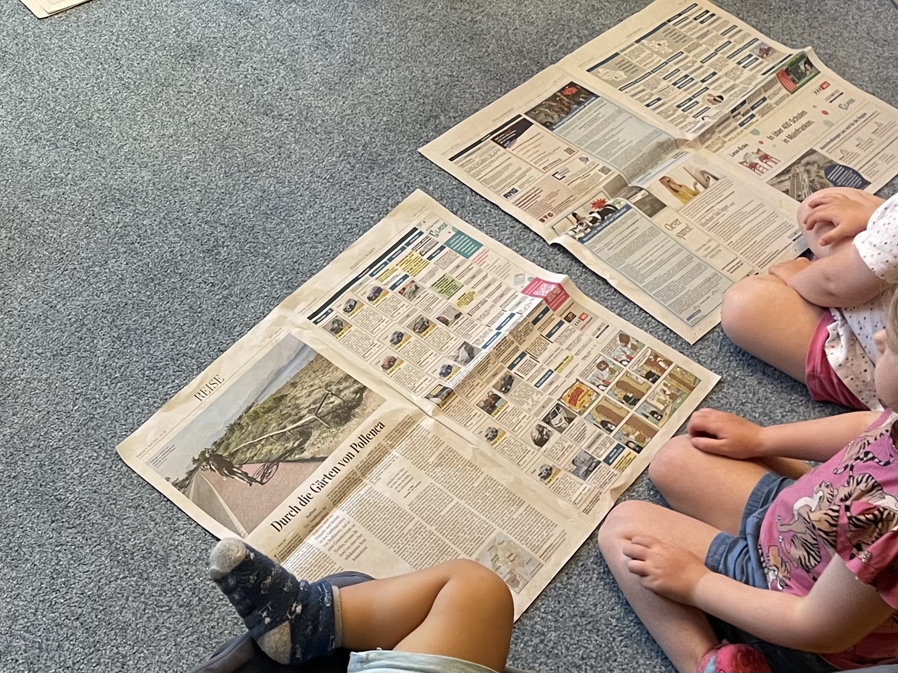 Bild zum Schritt 2 für das Bastel- und DIY-Abenteuer für Kinder: 'Faltet die Zeitung zuerst vorsichtig auseinander, so dass ihr große...'