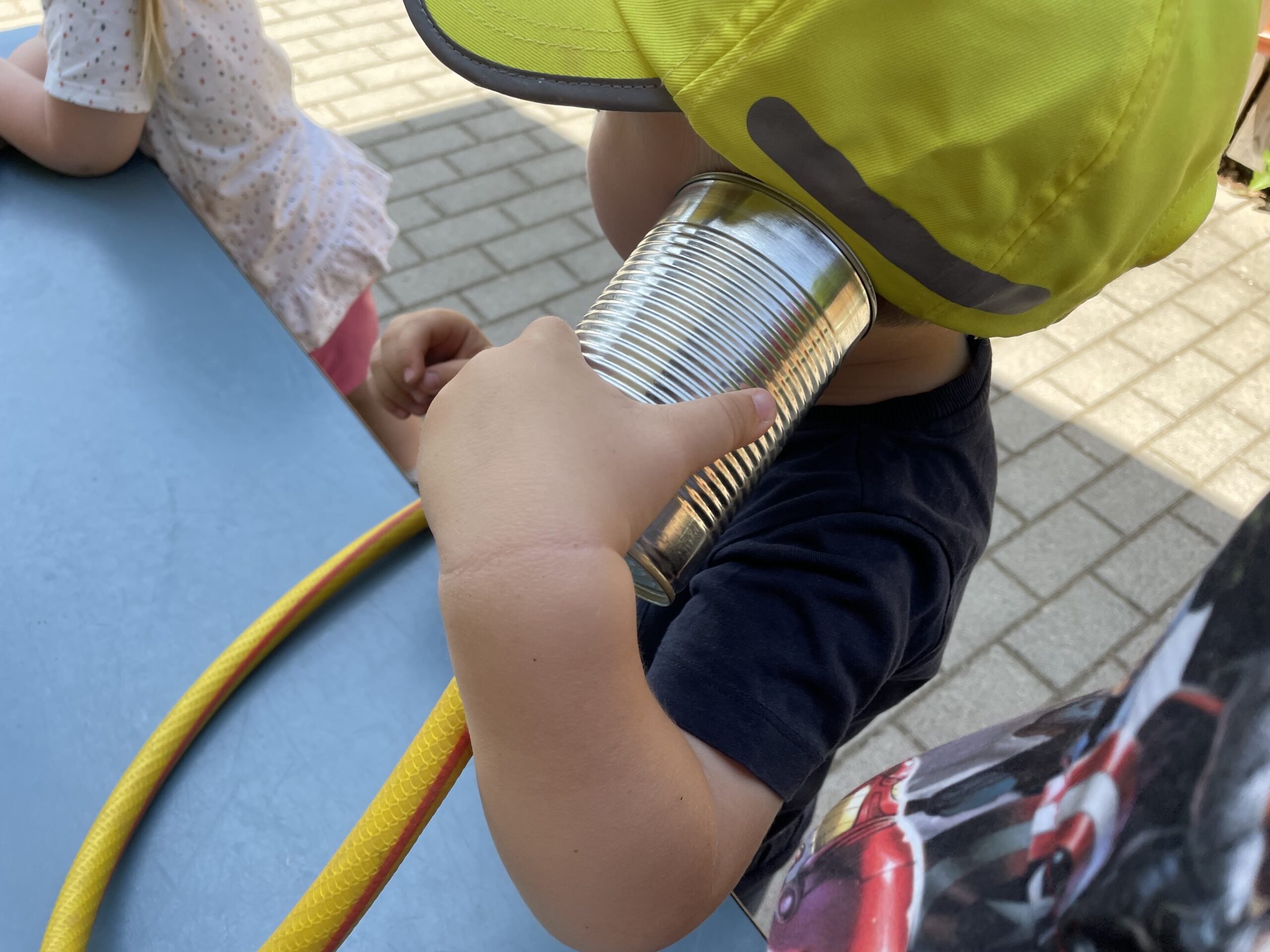 Bild zum Schritt 10 für das Bastel- und DIY-Abenteuer für Kinder: 'An einem Ende hält man sich das Schlauchtelefon ans Ohr.'