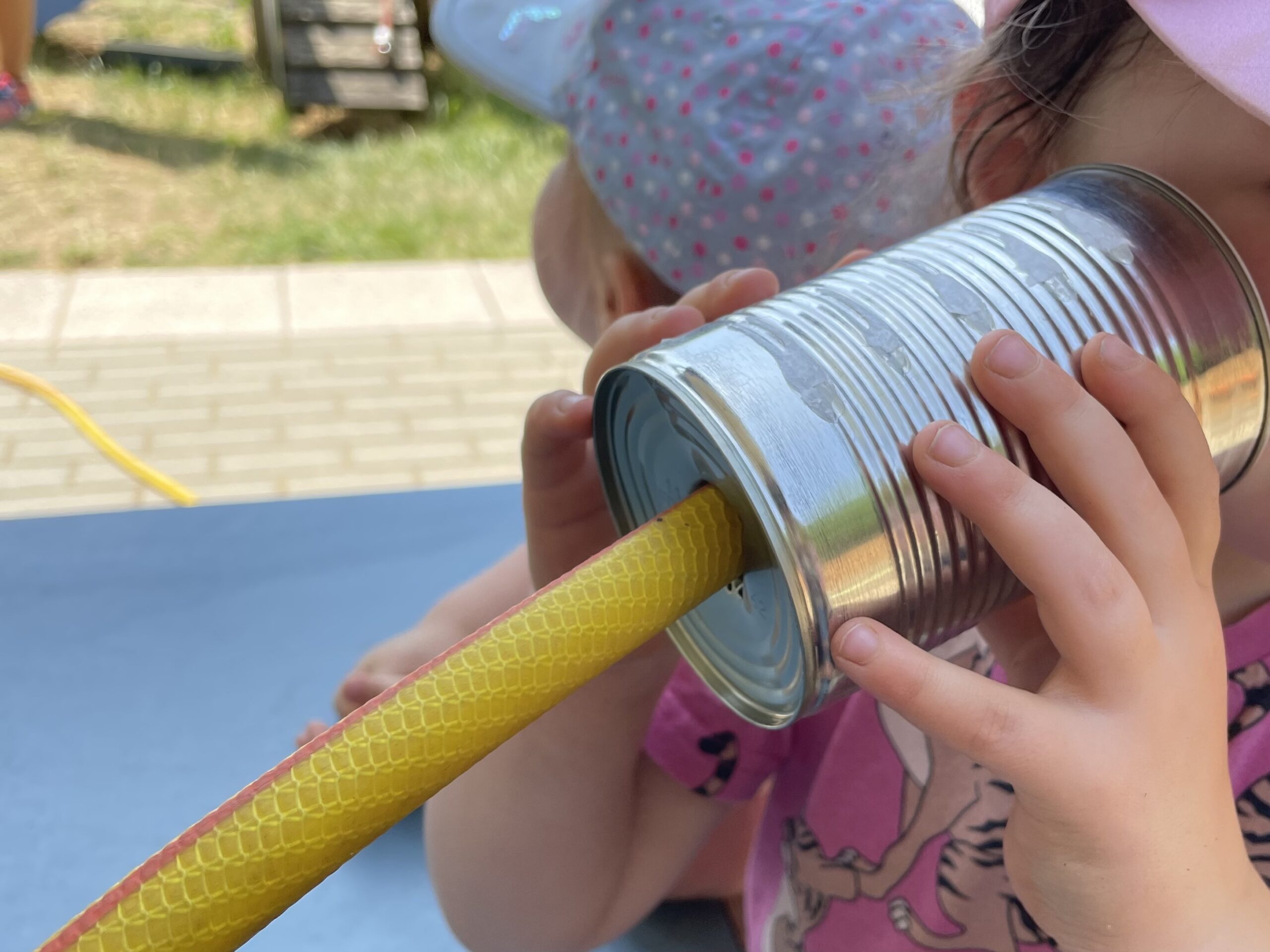 Bild zum Schritt 9 für das Bastel- und DIY-Abenteuer für Kinder: 'Fertig ist das Sprach- und Lauschrohr.'