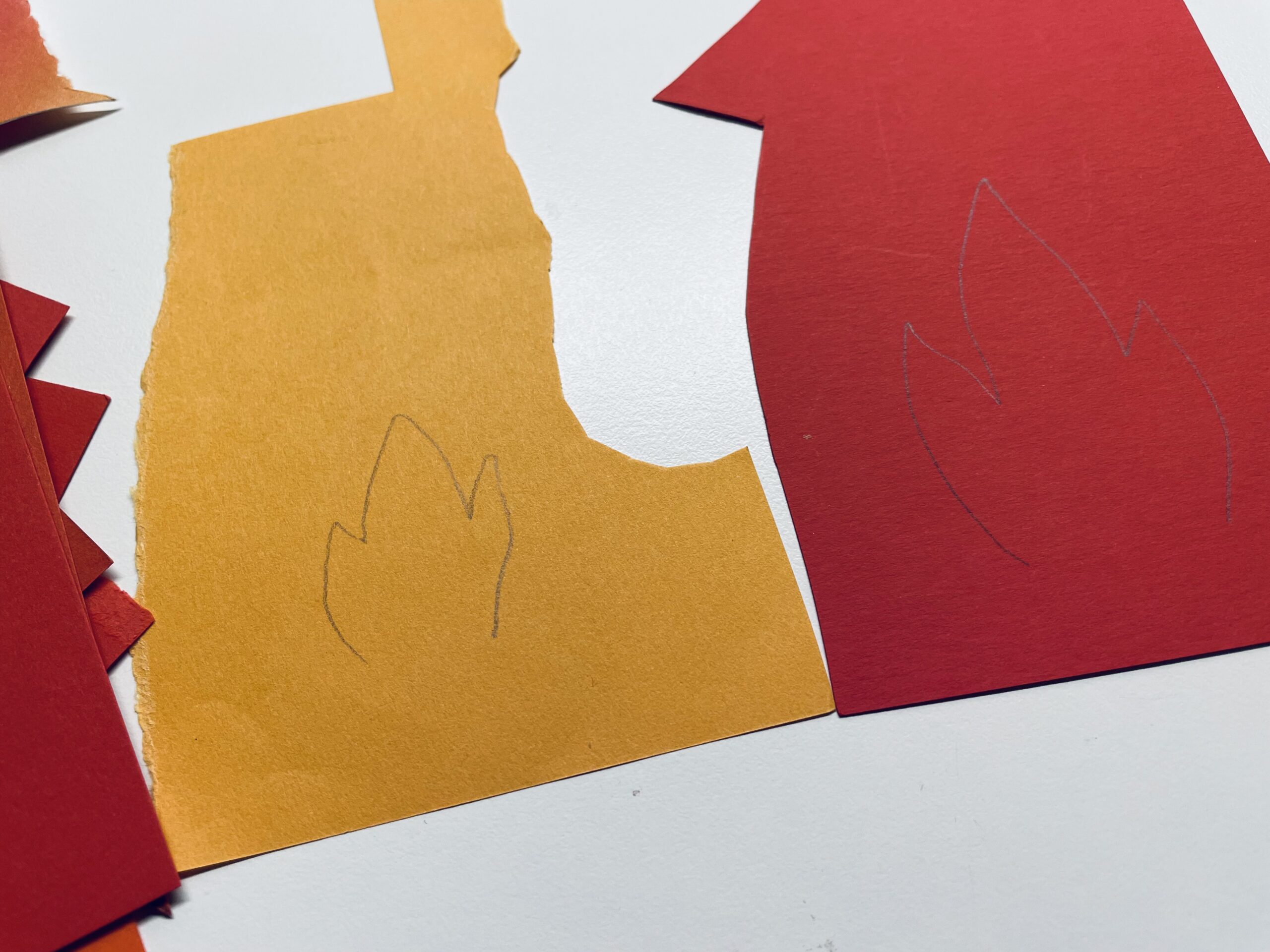 Bild zum Schritt 13 für das Bastel- und DIY-Abenteuer für Kinder: 'Malt eine große Flamme auf das rote Papier und eine...'