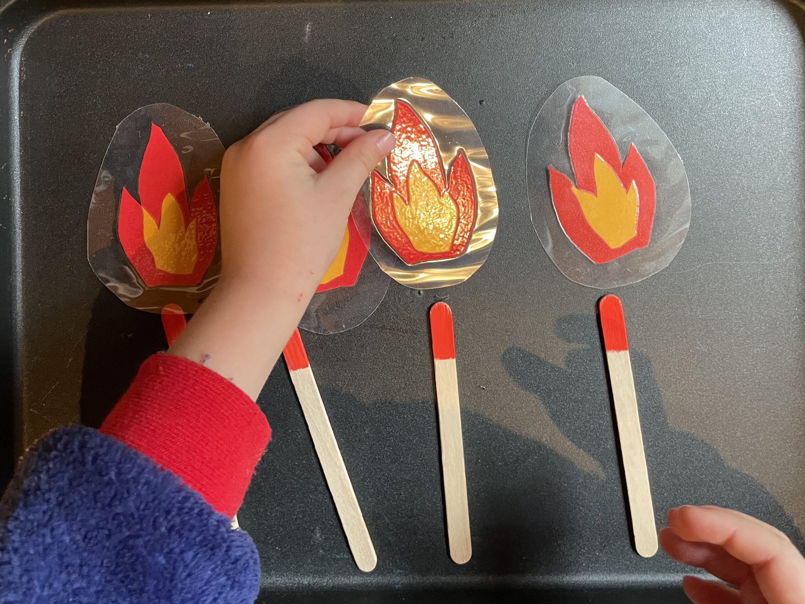 Bild zum Schritt 28 für das Bastel- und DIY-Abenteuer für Kinder: 'Jedes Streichholz bekommt eine Flamme.'