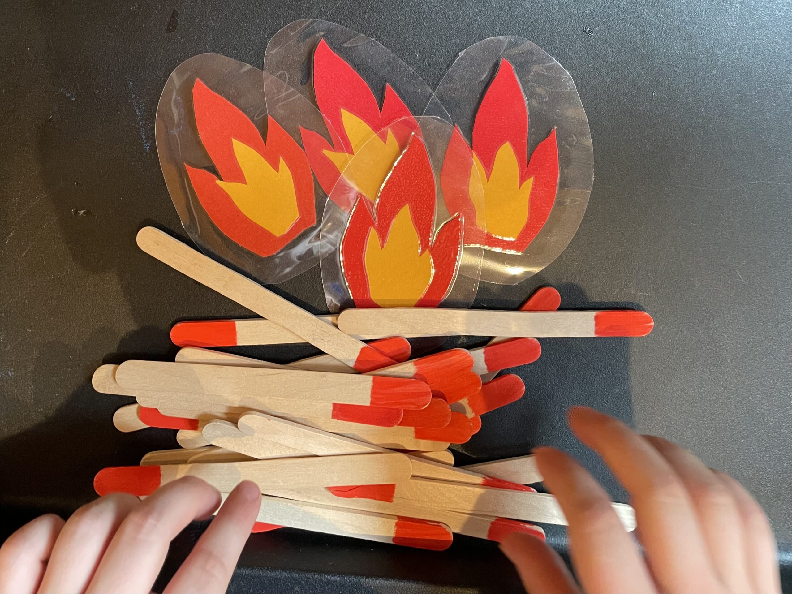 Bild zum Schritt 25 für das Bastel- und DIY-Abenteuer für Kinder: 'Ein großes Feuer legen.'
