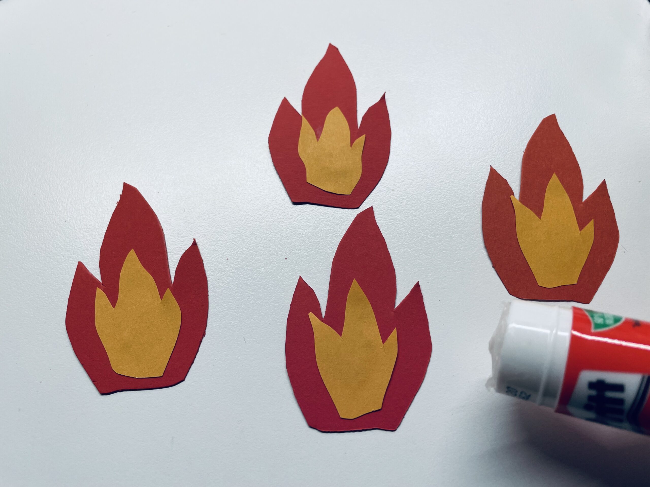 Bild zum Schritt 15 für das Bastel- und DIY-Abenteuer für Kinder: 'Klebt die Flammen jeweils zusammen.'