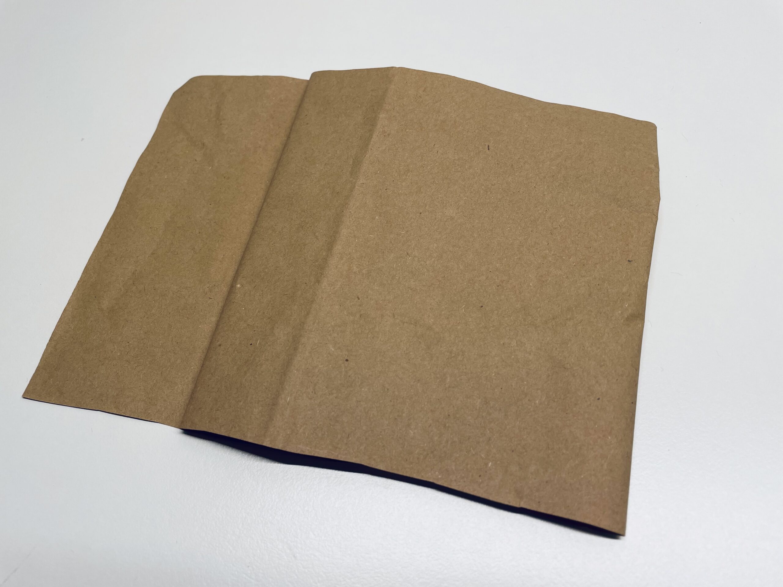 Bild zum Schritt 20 für das Bastel- und DIY-Abenteuer für Kinder: 'Nehmt braunes Tonpapier, alternativ könnt ihr auch braune Verpackungs-Wellpappe verwenden.'