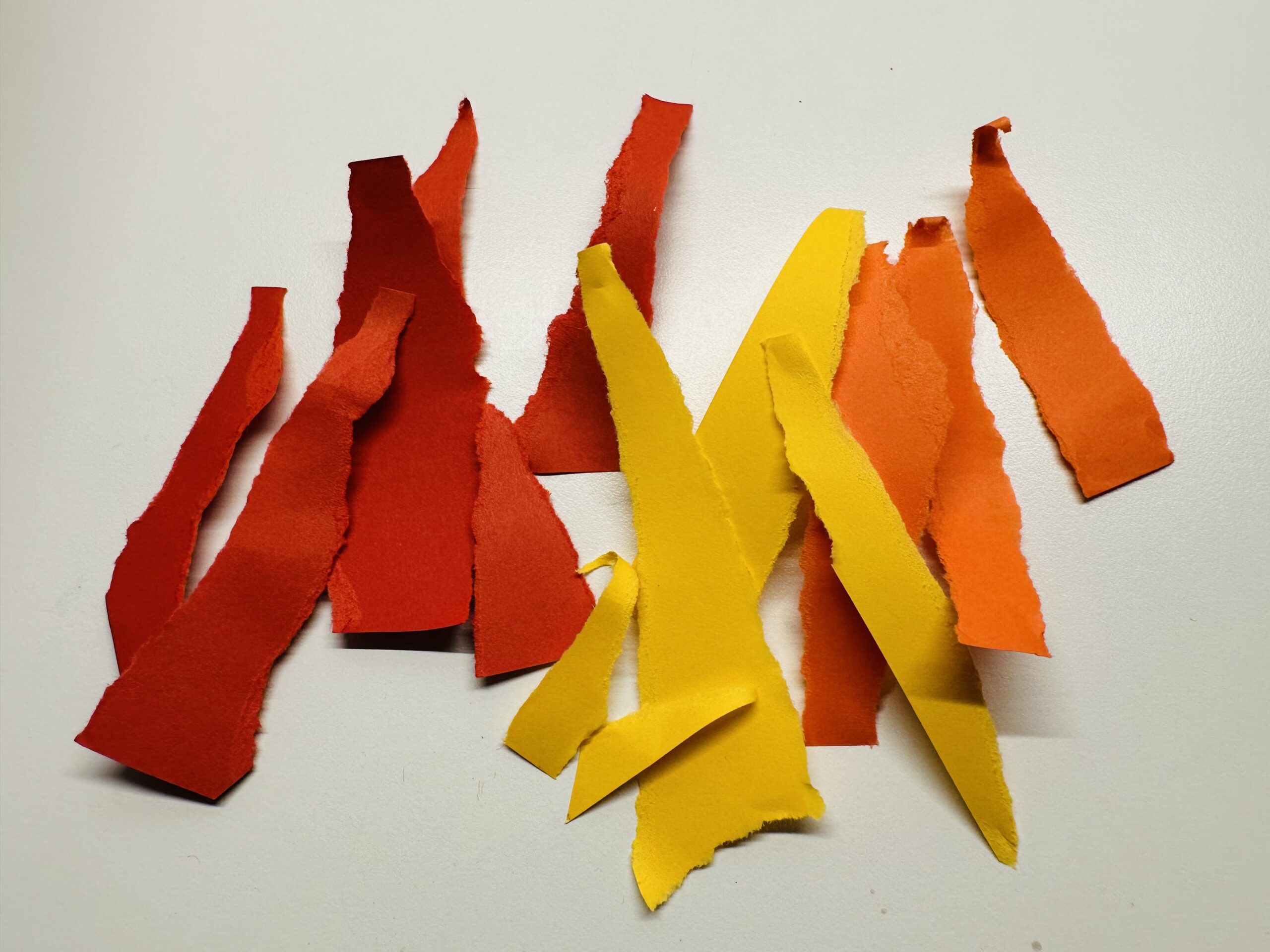 Bild zum Schritt 4 für das Bastel- und DIY-Abenteuer für Kinder: 'Das sind die Streifen, die ihr für die Flammen braucht.'
