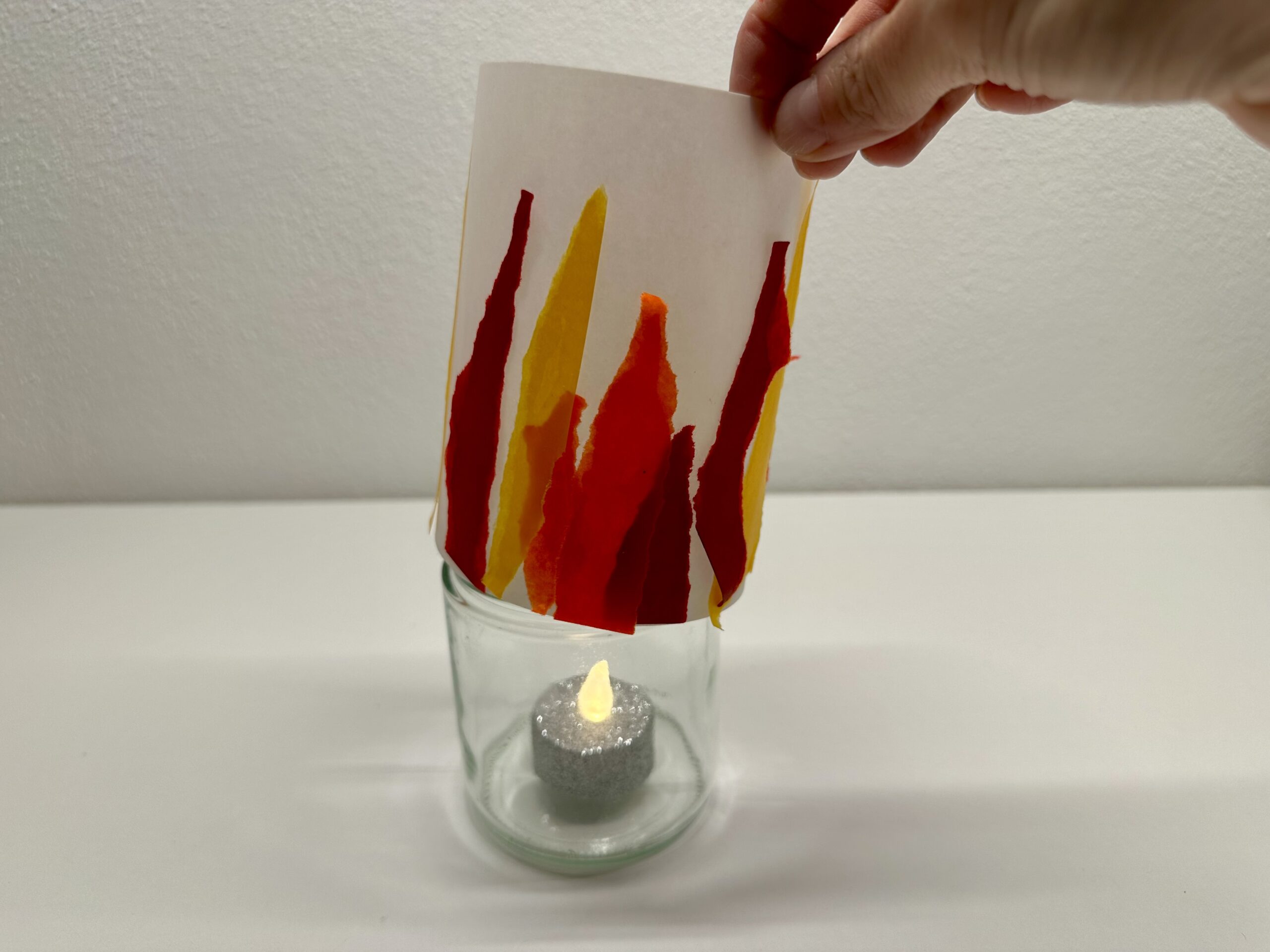 Bild zum Schritt 20 für das Bastel- und DIY-Abenteuer für Kinder: 'Nehmt ein Glas und stellt eine Kerze hinein (z.B. elektrisches...'