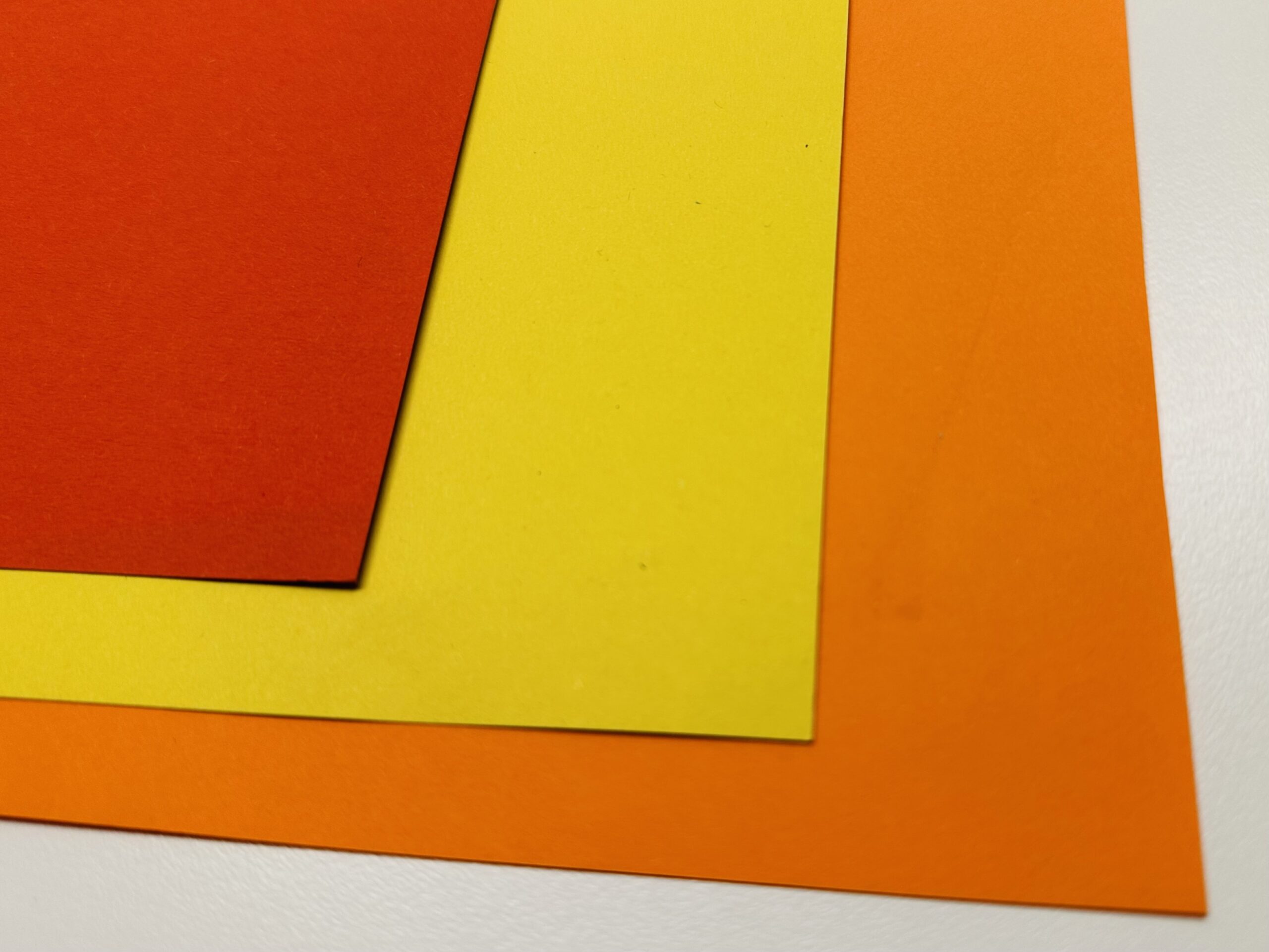Bild zum Schritt 3 für das Bastel- und DIY-Abenteuer für Kinder: 'Außerdem braucht ihr rotes, gelbes und oranges Tonpapier.'