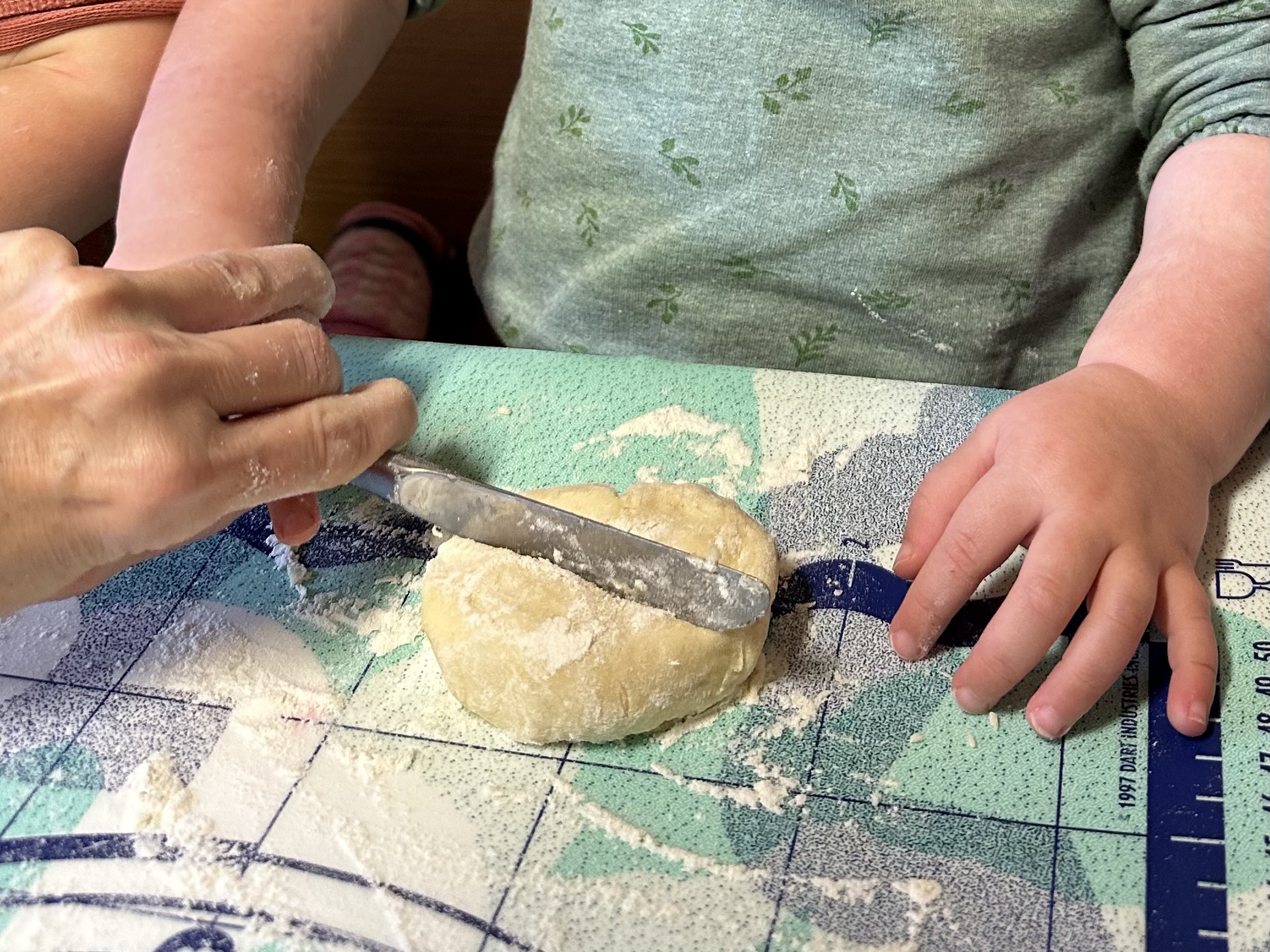 Bild zum Schritt 10 für das Bastel- und DIY-Abenteuer für Kinder: 'Nehmt ein Kindermesser zur Hand und drückt damit mittig ins...'