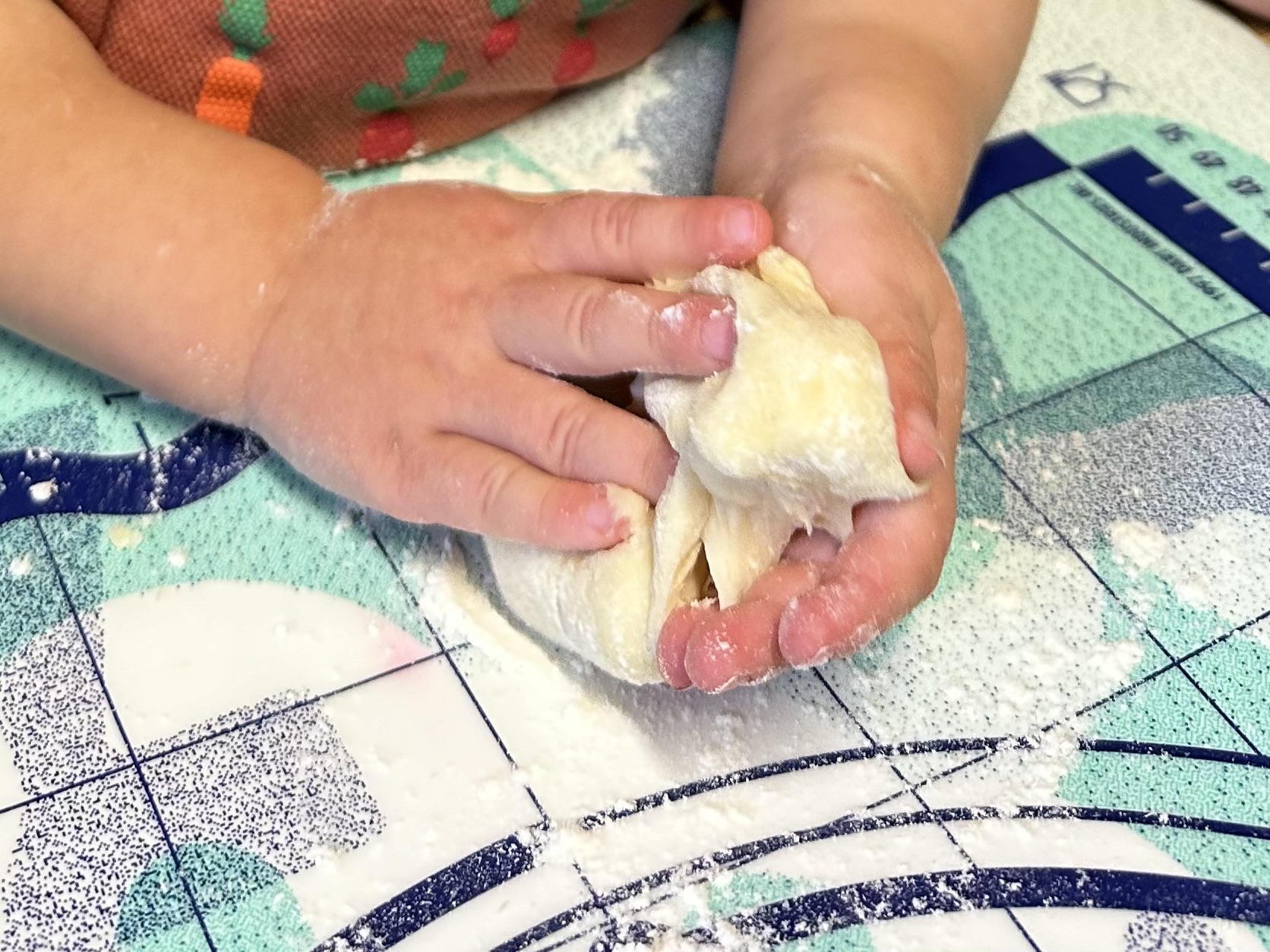 Bild zum Schritt 6 für das Bastel- und DIY-Abenteuer für Kinder: 'Dann könnt ihr beginnen, aus dem Teig ein Brötchen zu...'