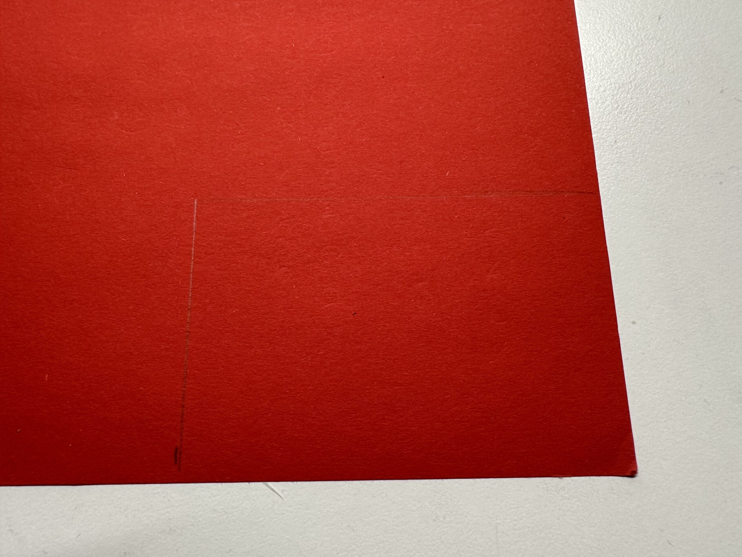 Bild zum Schritt 1 für das Bastel- und DIY-Abenteuer für Kinder: 'Nehmt euer rotes Tonpapier und messt zwei gleiche Rechtecke ab....'
