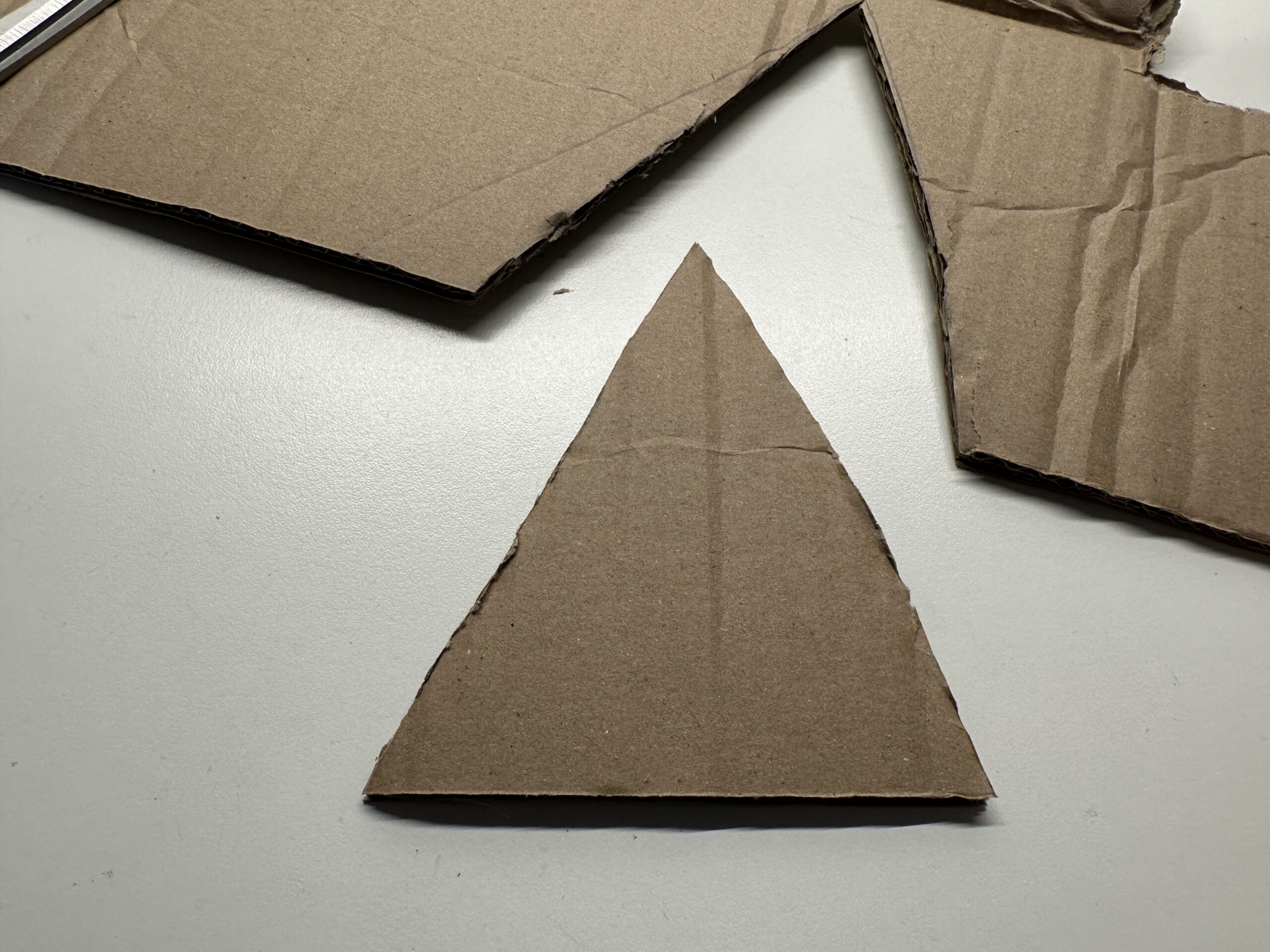 Bild zum Schritt 4 für das Bastel- und DIY-Abenteuer für Kinder: 'Schneidet das Dreieck mit der Schere aus.'