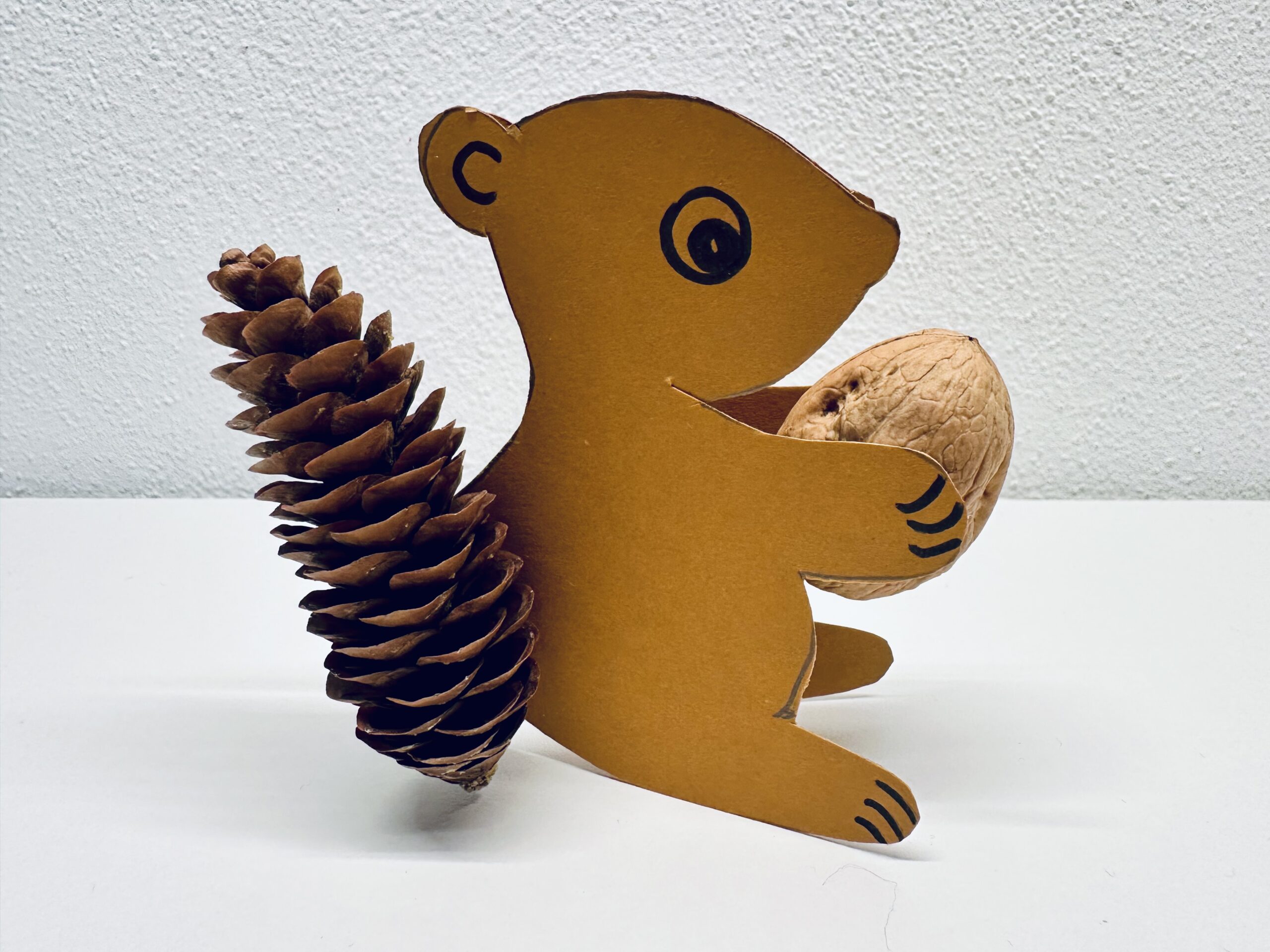 Bild zum Schritt 9 für das Bastel- und DIY-Abenteuer für Kinder: 'Ist der Kleber fest, könnt ihr das Eichhörnchen hinstellen.'