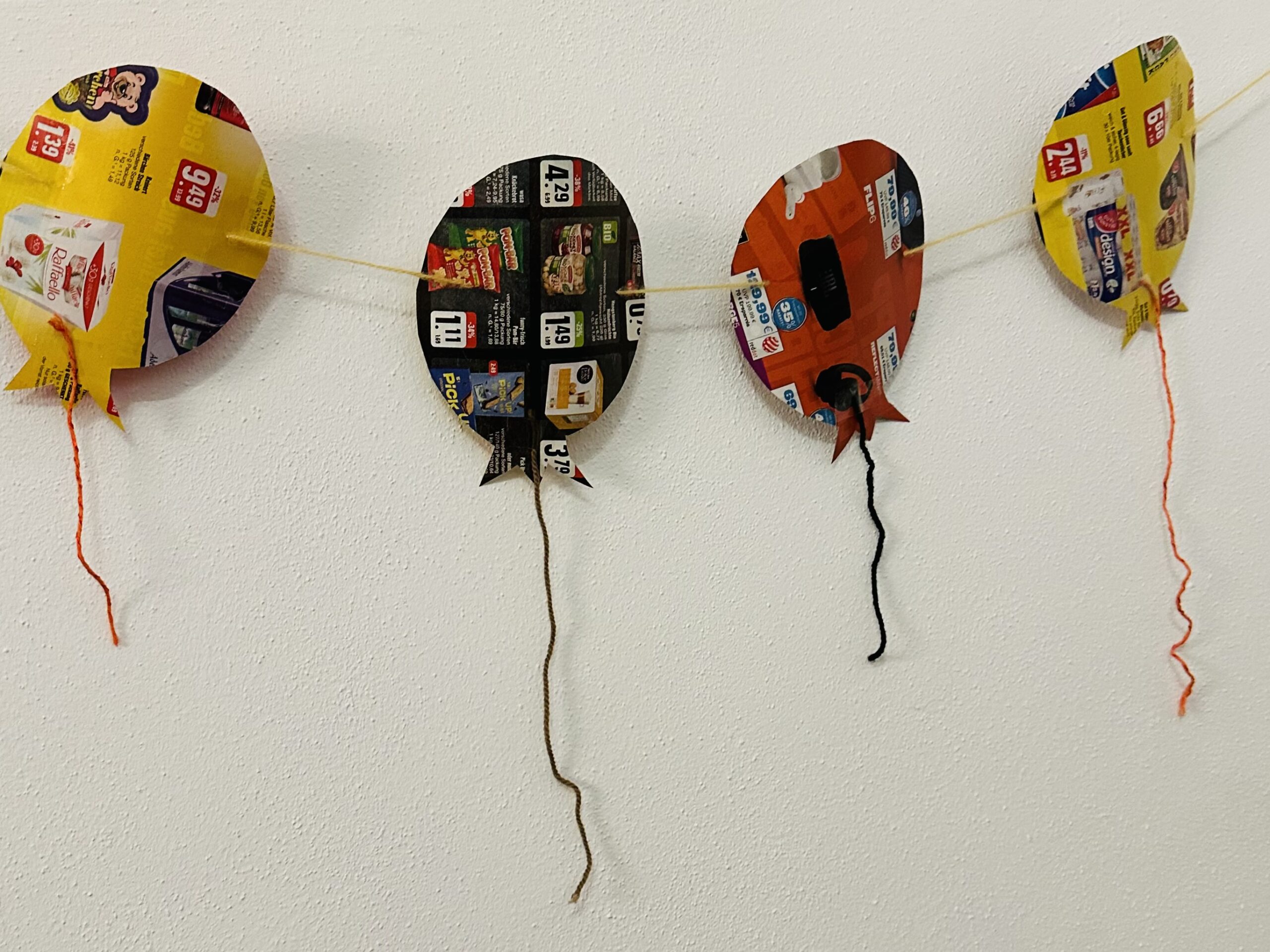 Bild zum Schritt 14 für das Bastel- und DIY-Abenteuer für Kinder: 'Beim Aufhängen könnt ihr jeden einzelnen Luftballon etwas bauchig zusammenschieben,...'