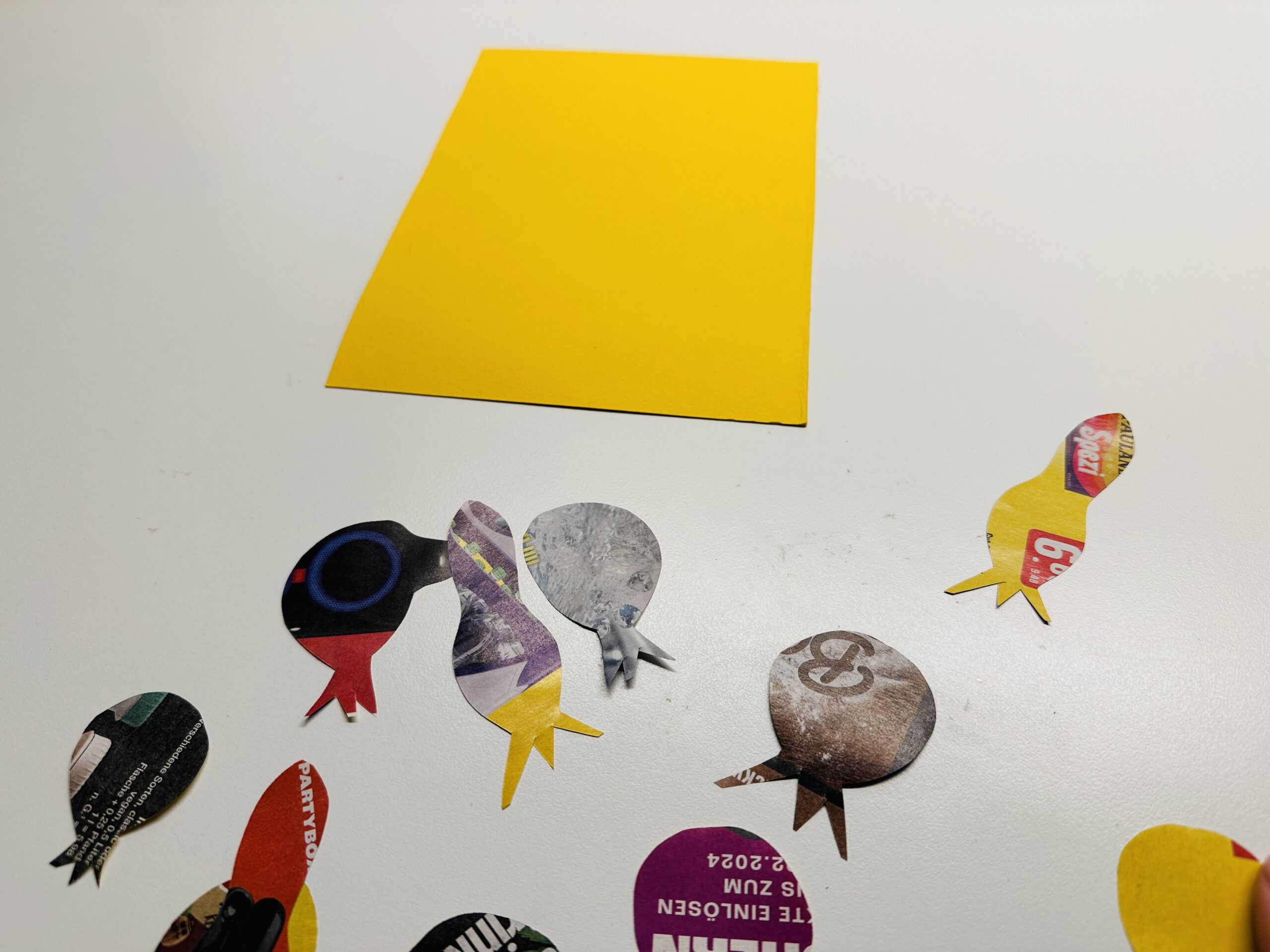 Bild zum Schritt 7 für das Bastel- und DIY-Abenteuer für Kinder: 'Nehmt ein einfarbiges festeres Papier. Z.B. ein DIN A5 Blatt...'