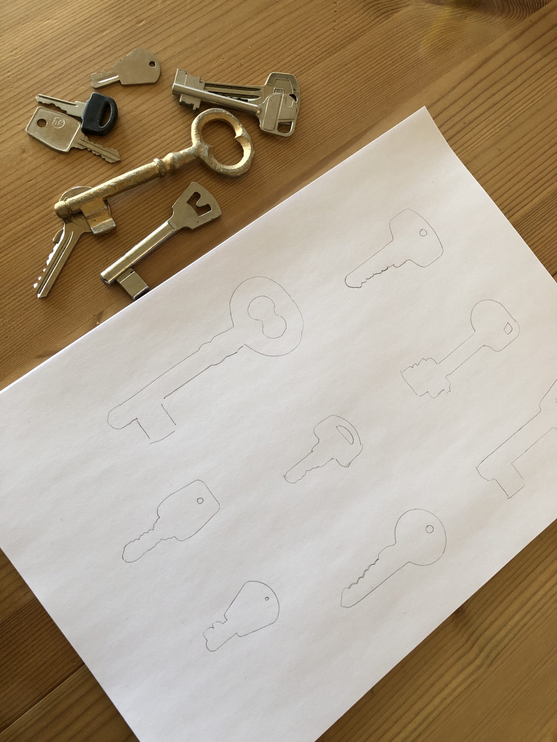 Bild zum Schritt 4 für das Bastel- und DIY-Abenteuer für Kinder: 'Nun kann das Zuordnen beginnen! Versucht die Schlüssel wieder ihren...'