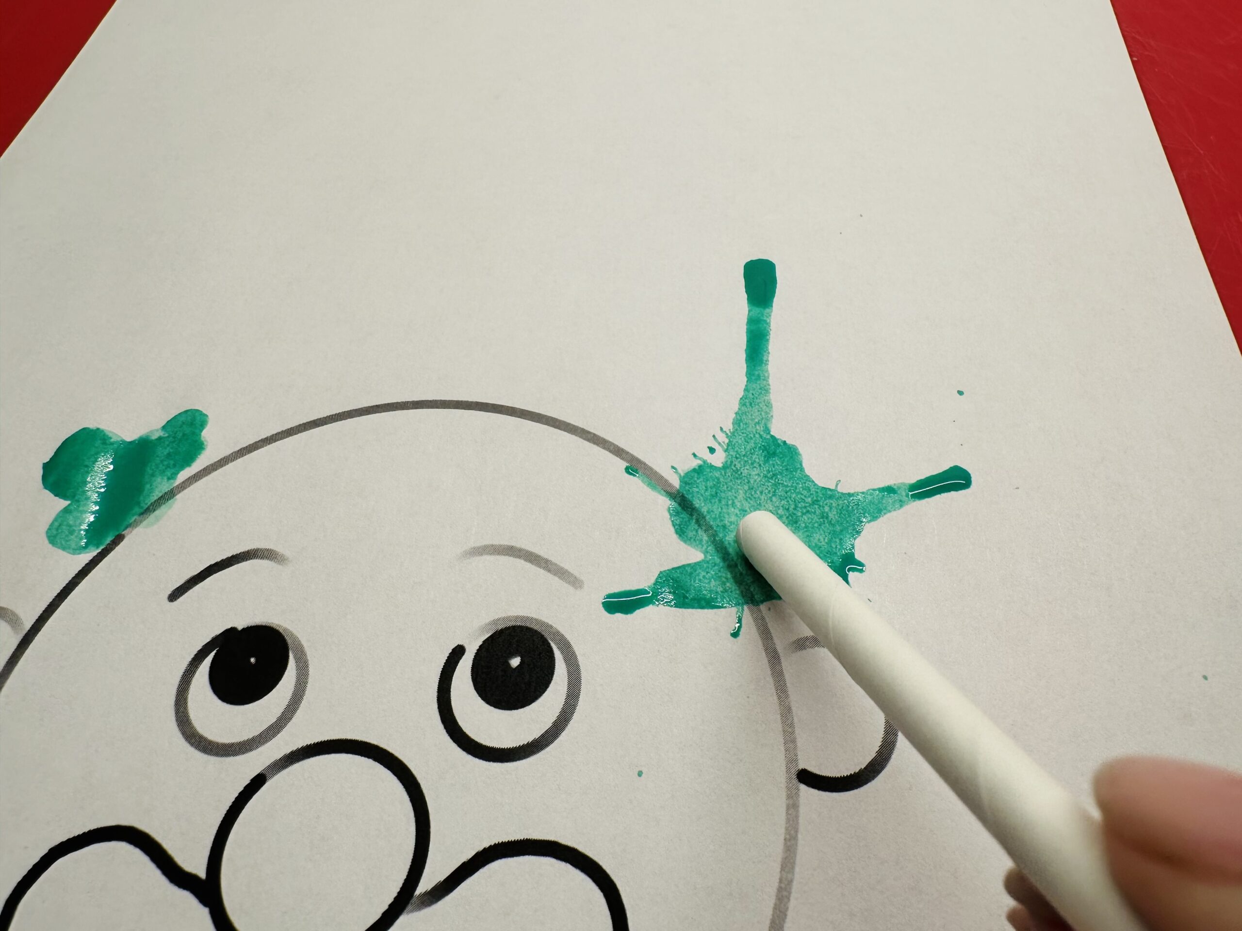 Bild zum Schritt 5 für das Bastel- und DIY-Abenteuer für Kinder: 'Die noch nasse Farbe muss jetzt mit einem Strohhalm verblasen...'