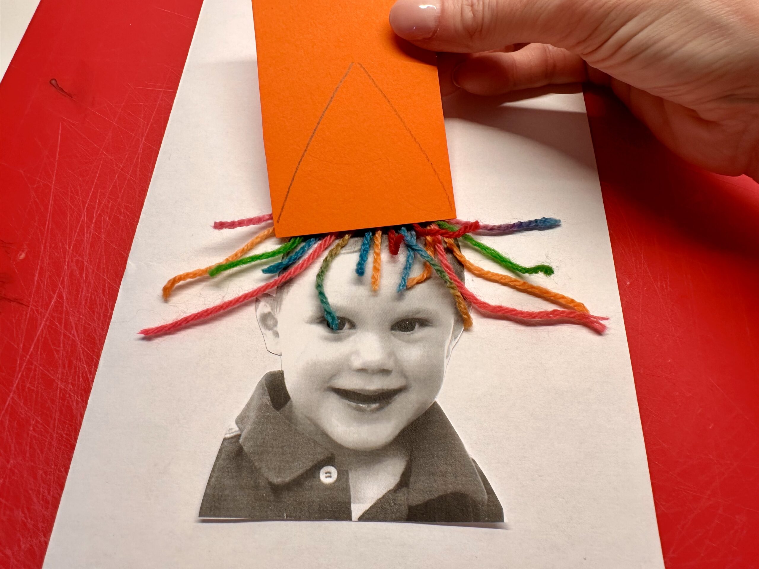 Bild zum Schritt 10 für das Bastel- und DIY-Abenteuer für Kinder: 'Malt einen lustigen Hut auf einen Papierrest auf. Kontrolliert ob...'