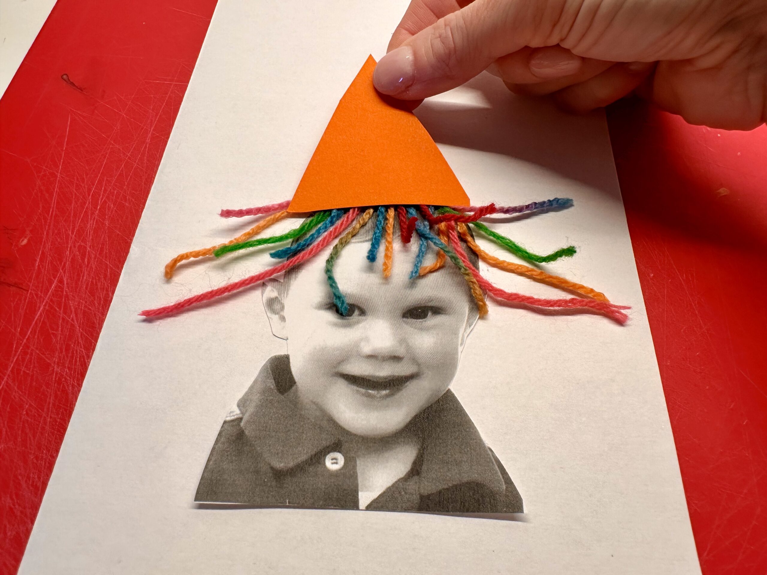 Bild zum Schritt 11 für das Bastel- und DIY-Abenteuer für Kinder: 'Schneidet den Hut aus.'
