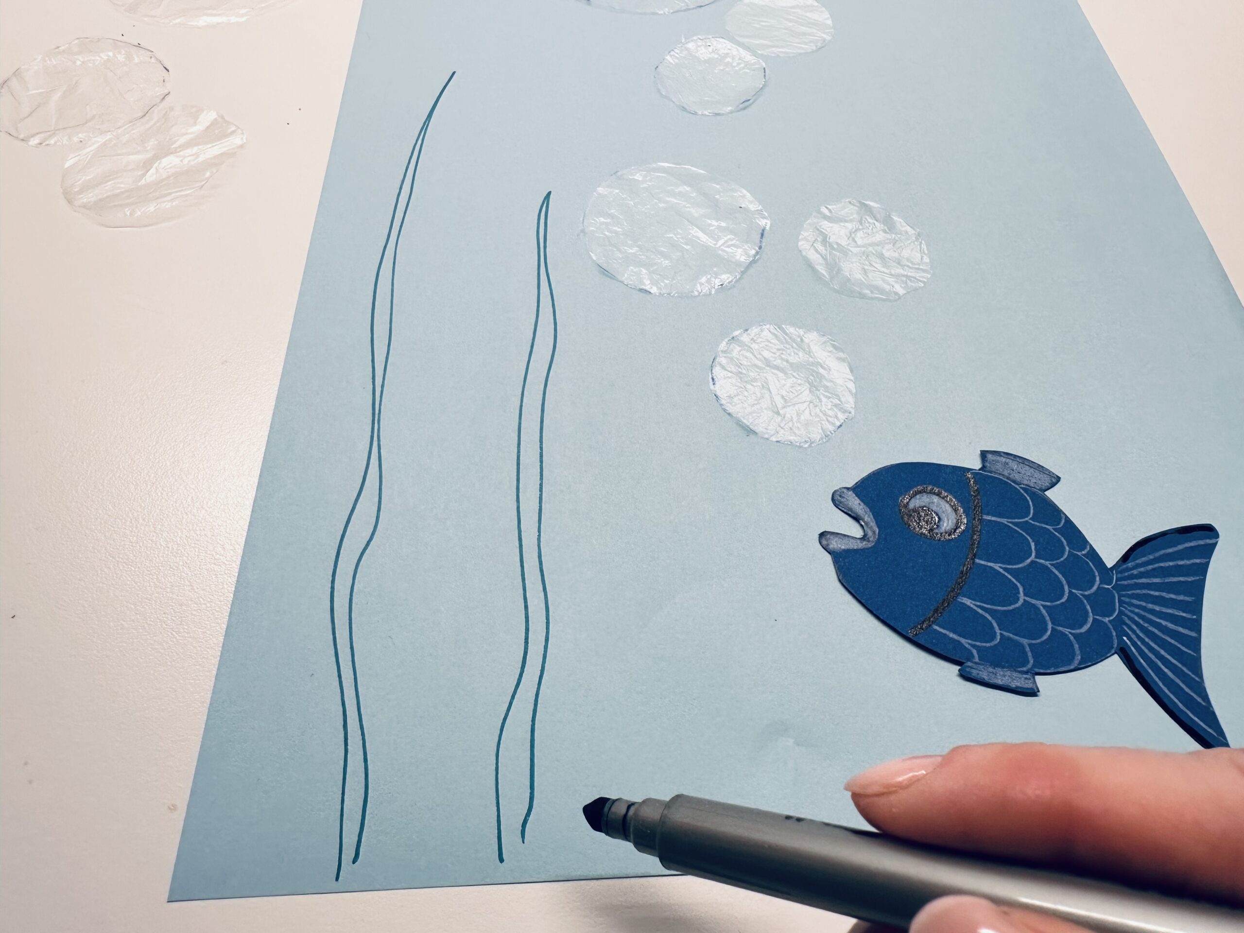 Bild zum Schritt 12 für das Bastel- und DIY-Abenteuer für Kinder: 'Wenn ihr habt  könnt ihr noch „Unterwasserwelt“ dazu malen....'