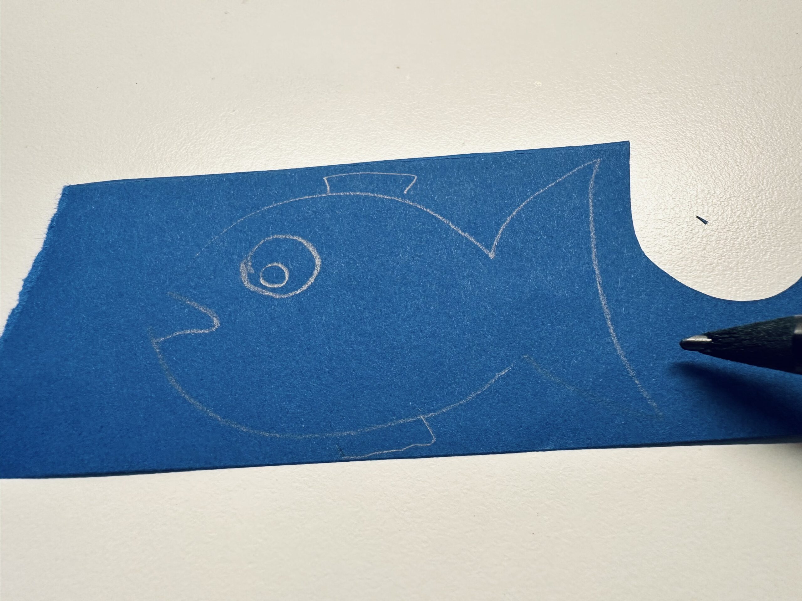 Bild zum Schritt 7 für das Bastel- und DIY-Abenteuer für Kinder: 'Malt einen großen Fisch auf ein Tonpapier. Die Farbe könnt...'
