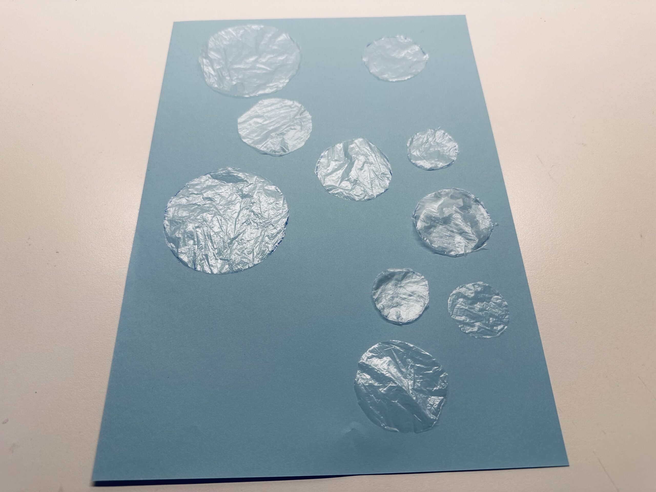 Bild zum Schritt 5 für das Bastel- und DIY-Abenteuer für Kinder: 'Die Luftblasen könnt ihr auf das blaue Papier legen, aber...'