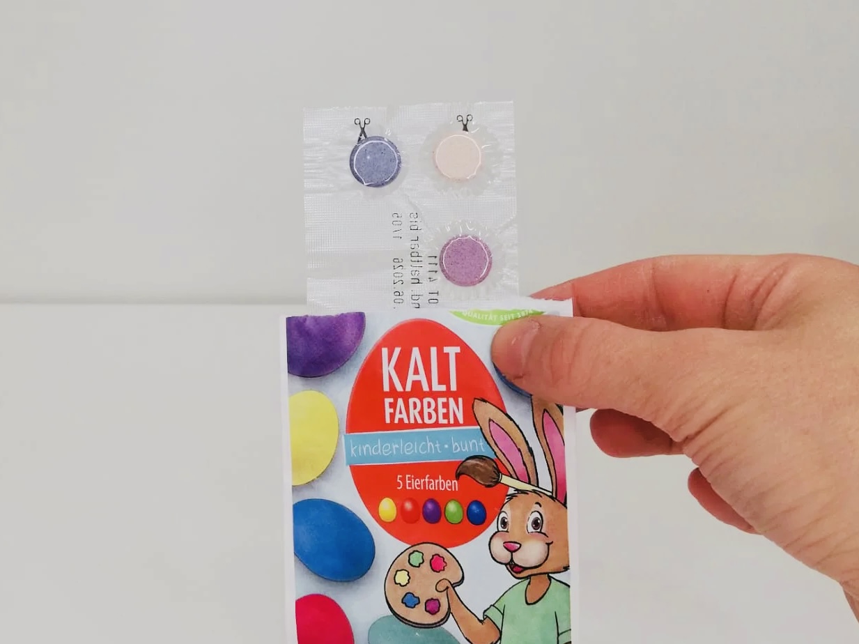 Bild zum Schritt 5 für das Bastel- und DIY-Abenteuer für Kinder: 'Sucht euch eine Farbe aus, mit der ihr euer Wasser...'