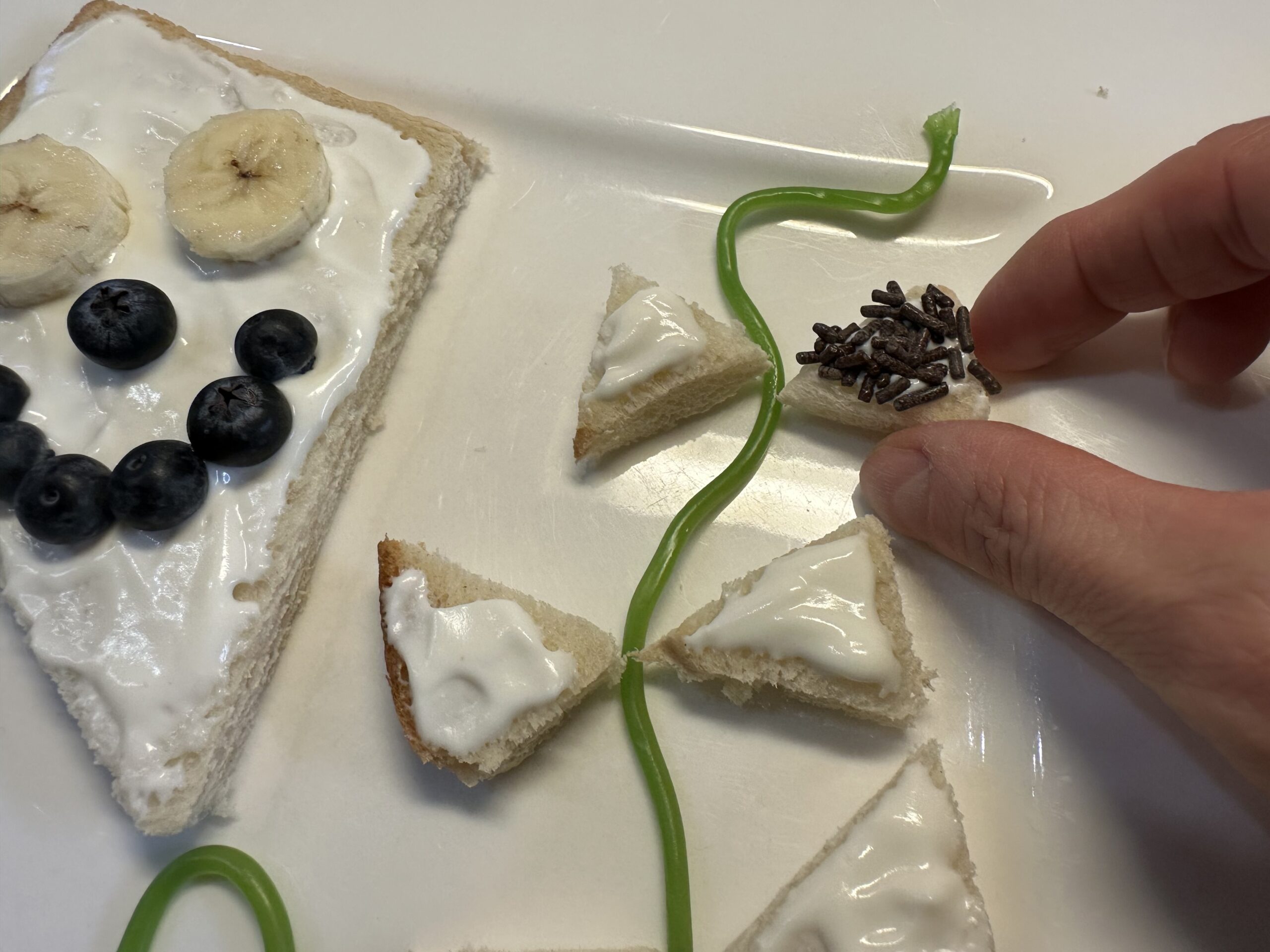 Bild zum Schritt 28 für das Bastel- und DIY-Abenteuer für Kinder: 'Ihr könnt aber auch nur die Toastbrotdreiecke mit Joghurt oder...'