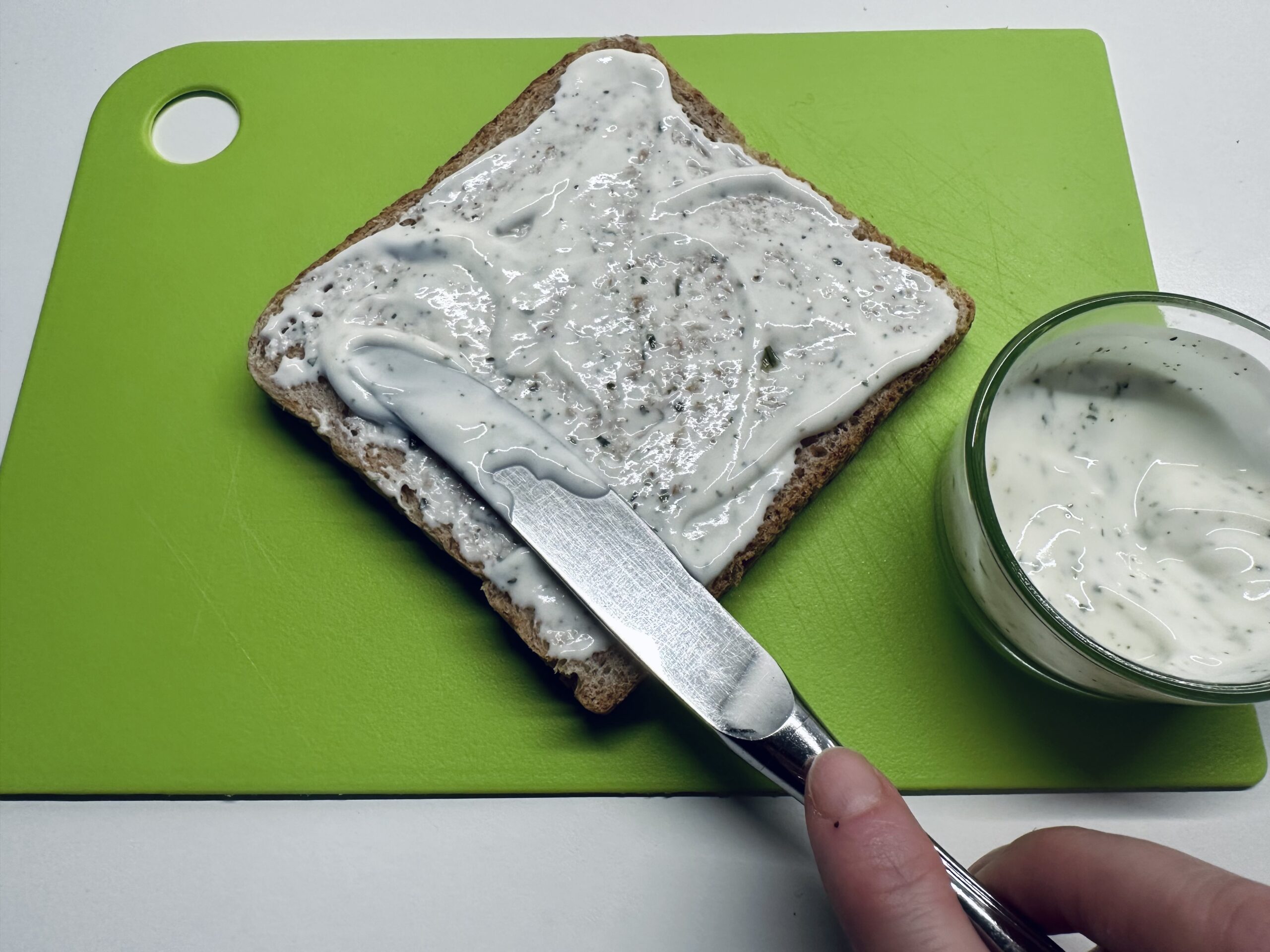 Bild zum Schritt 4 für das Bastel- und DIY-Abenteuer für Kinder: 'Das komplette Toastbrot wird gleichmäßig bestrichen.'