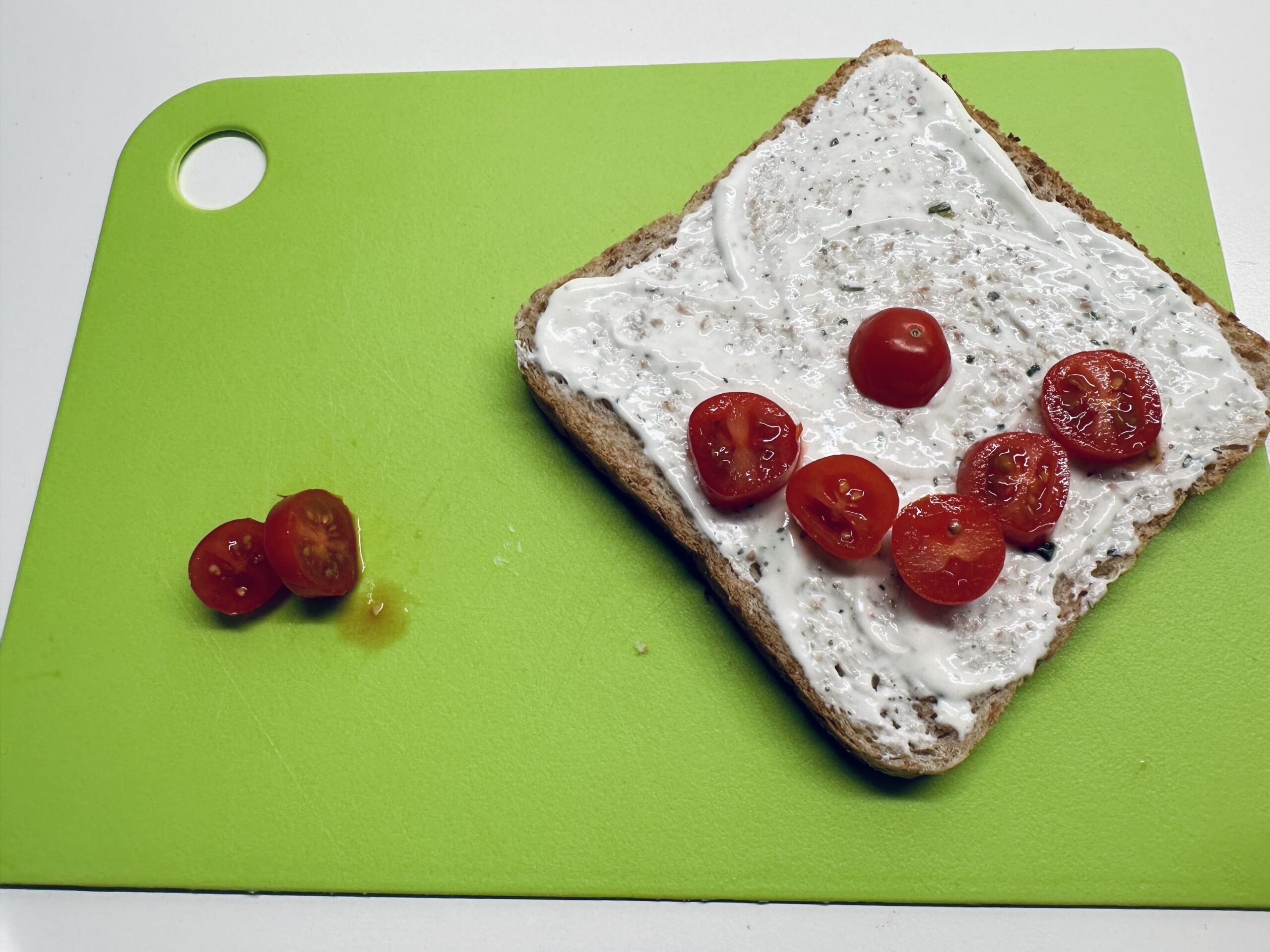 Bild zum Schritt 9 für das Bastel- und DIY-Abenteuer für Kinder: 'Ein Anfangsstück der Tomate könnt ihr als runde Nase verwenden.'