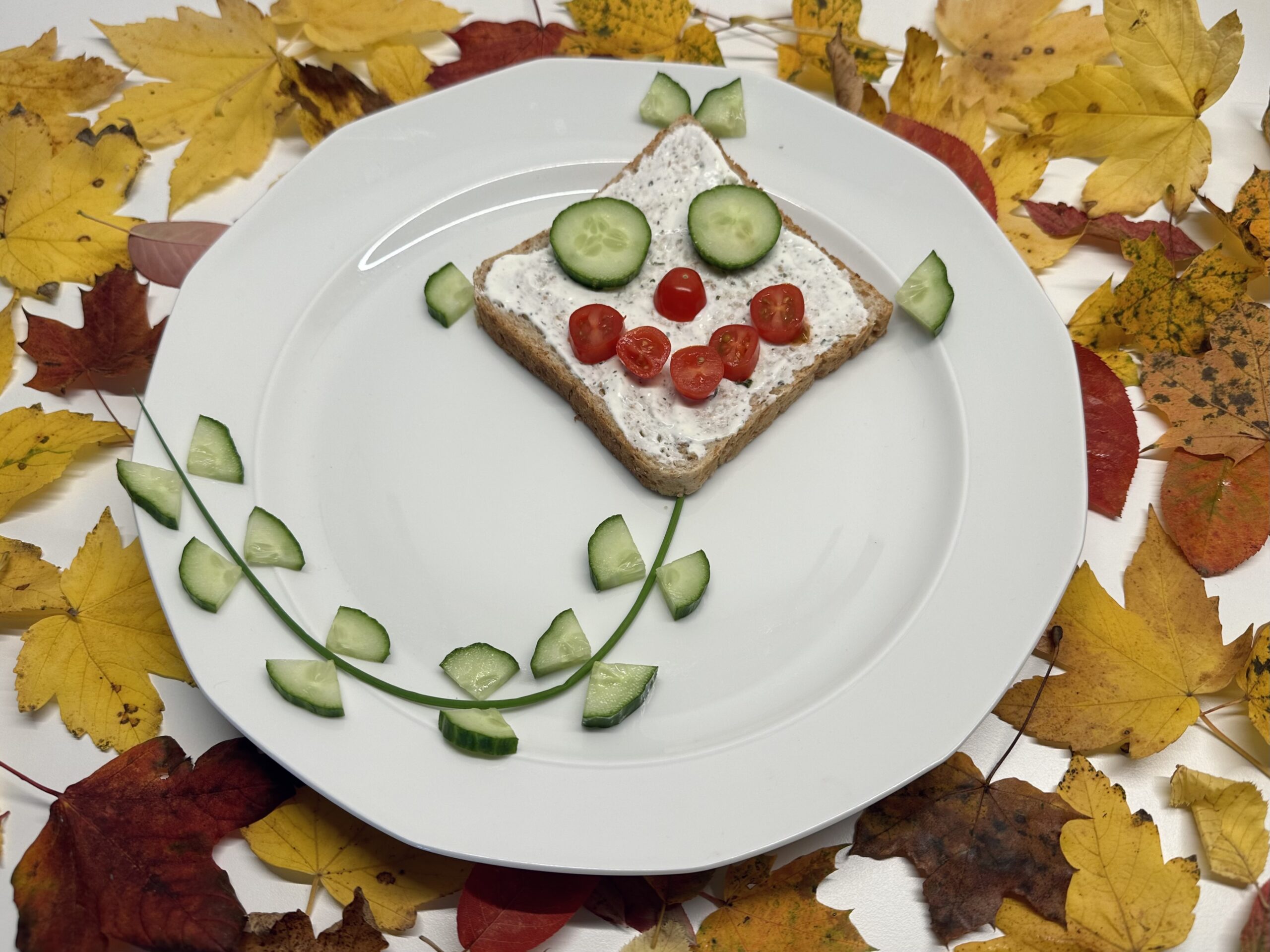 Bild zum Schritt 24 für das Bastel- und DIY-Abenteuer für Kinder: 'Fertig ist eure herbstliche Brotzeit.   Ein gesundes Brot,...'